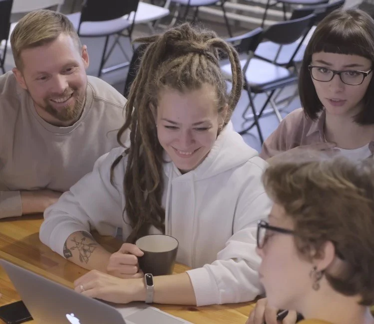 Joven aspirante a gerente recibe devolución de su superior a cargo en reunión con compañeros, en el artículo sobre carácter gerencial, escrito por el Lic. Mario Fabián GALLART, para el Ecosistema Hijas GERENTES.