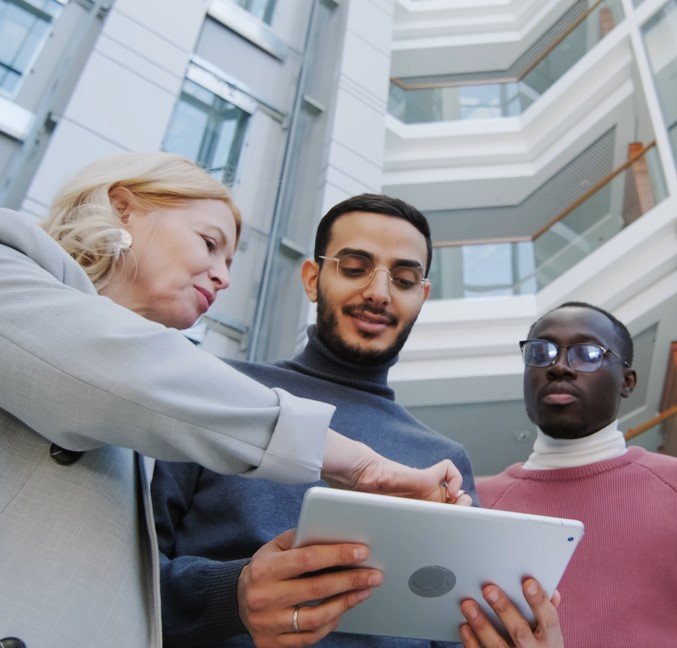 Reunión de líder con subordinados en la proximidad de edificios corporativos, en el artículo de carácter gerencial, en el blog del Ecosistema de Hijas GERENTES, escrito por el Lic. Mario Fabián GALLART.