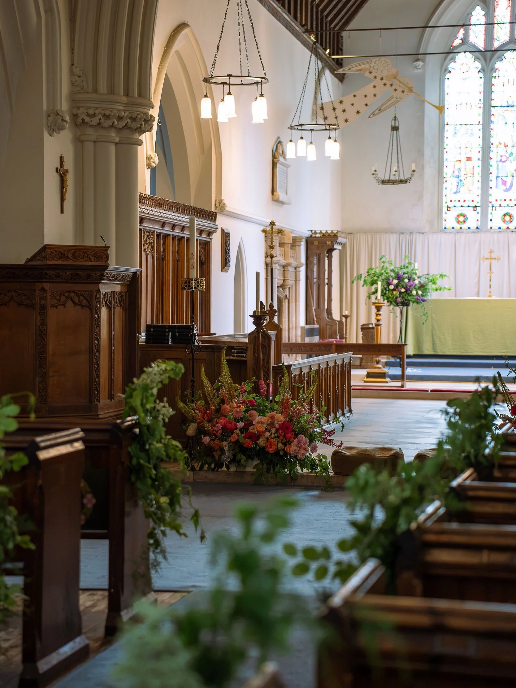 The Church Ceremony 💒

Trailing greenery down every other pew flowed straight into the floor meadows at the top of the aisle, bursting with garden roses, ranunculus and dahlias in a palette of juicy oranges, peaches and plenty of pinks 🌸

Congratul