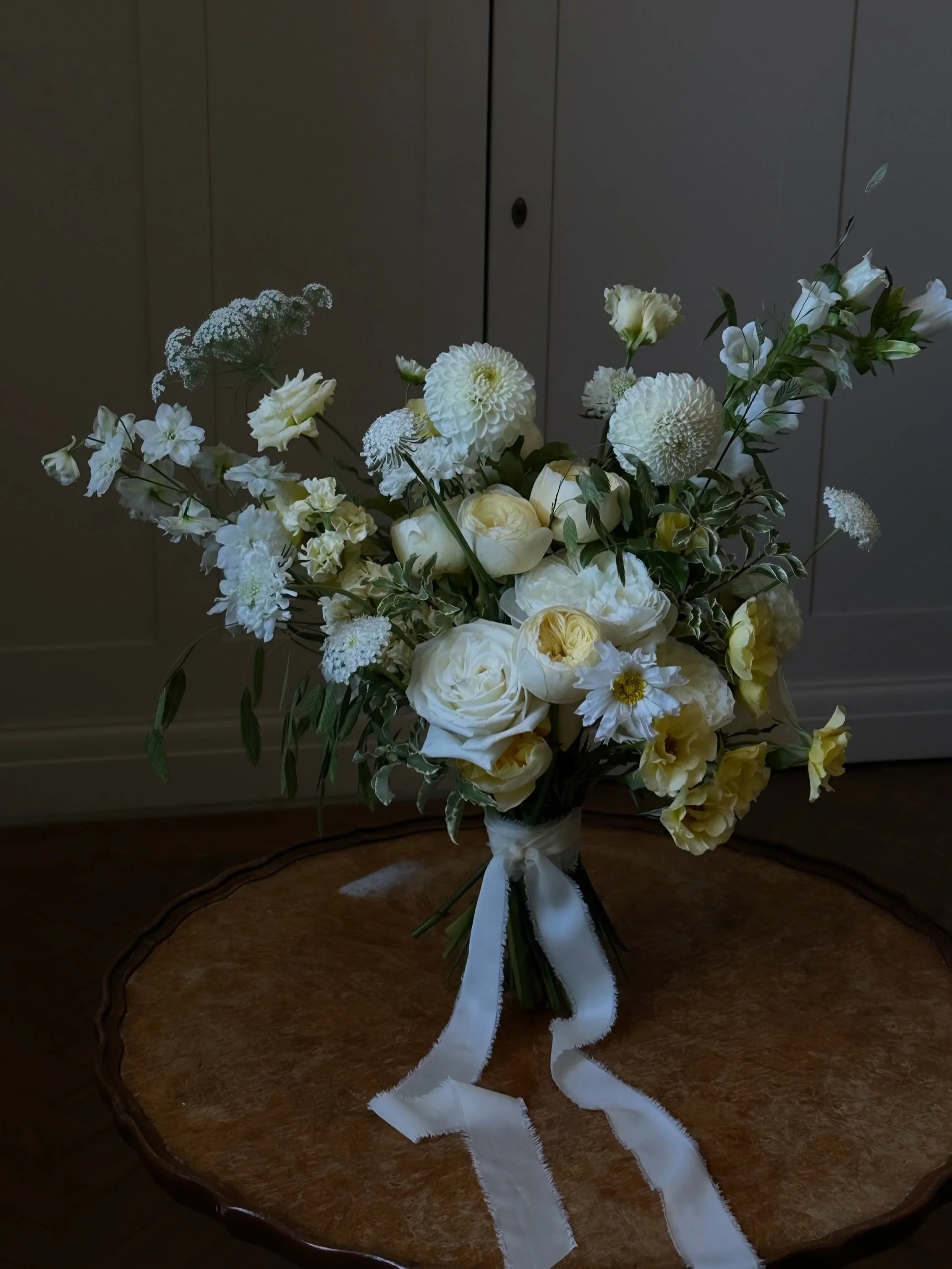 Oh how I loved creating this one for Libby - romantic, a little wild, heaps of movement, and plenty of roses that smelt oh so devine ✨

#bridalbouquet #uniquebridalbouquet #butteryellow #scentedroses #dahliaseason 

Watching the talented @loveinbloom
