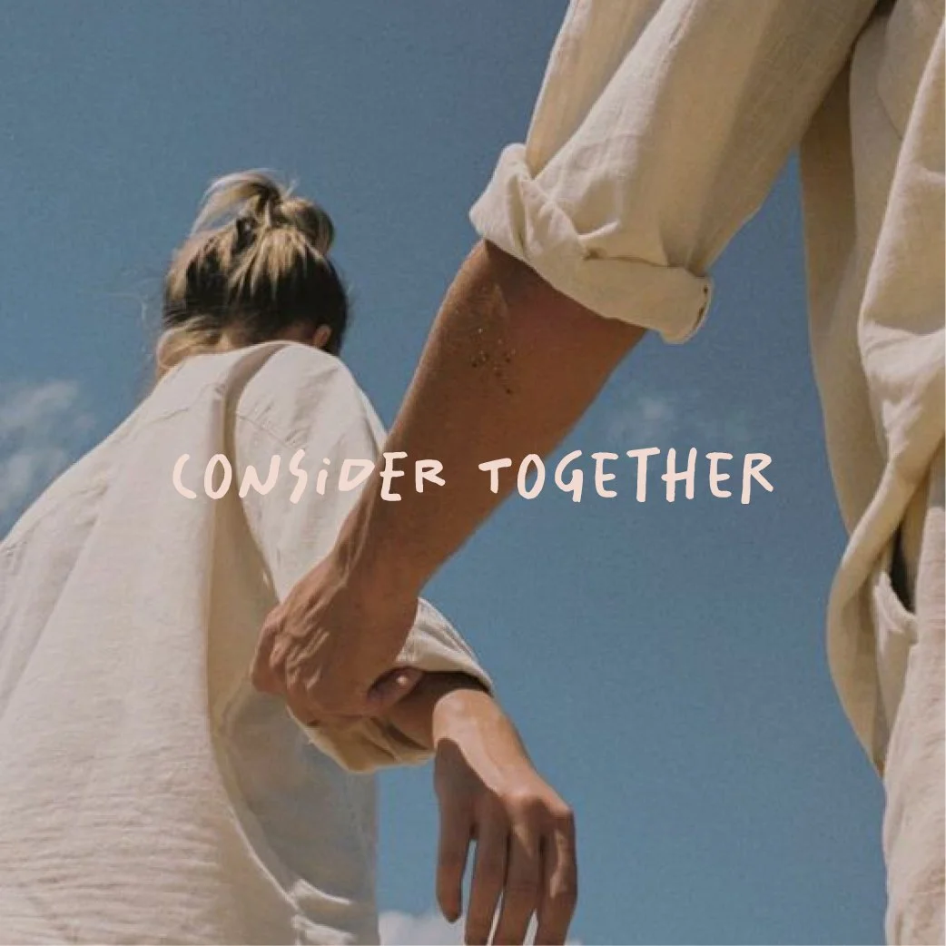 Paar in heller Kleidung hält sich an den Händen, Hintergrund blauer Himmel, Text: "Consider Together".