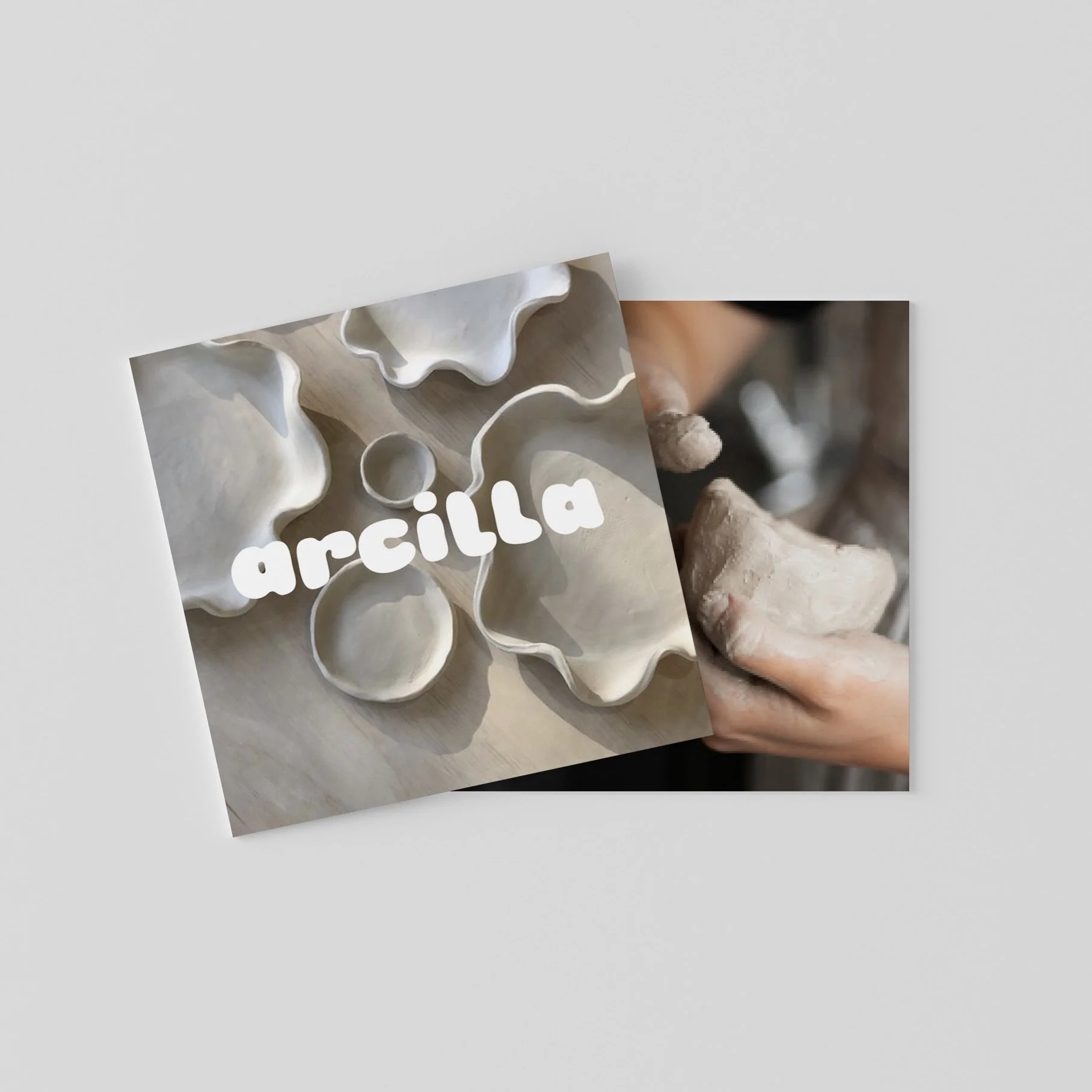 Zwei Fotos: Auf dem linken Bild sind geformte Tonobjekte und der Schriftzug 'arcilla' zu sehen. Auf dem rechten Bild knetet eine Person einen Tonklumpen. Hintergrund ist unscharf.