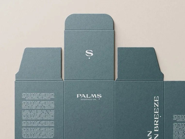 Eine aufklappbare Verpackung für Massageöl mit dem Text 'PALMS Massage Oil'.