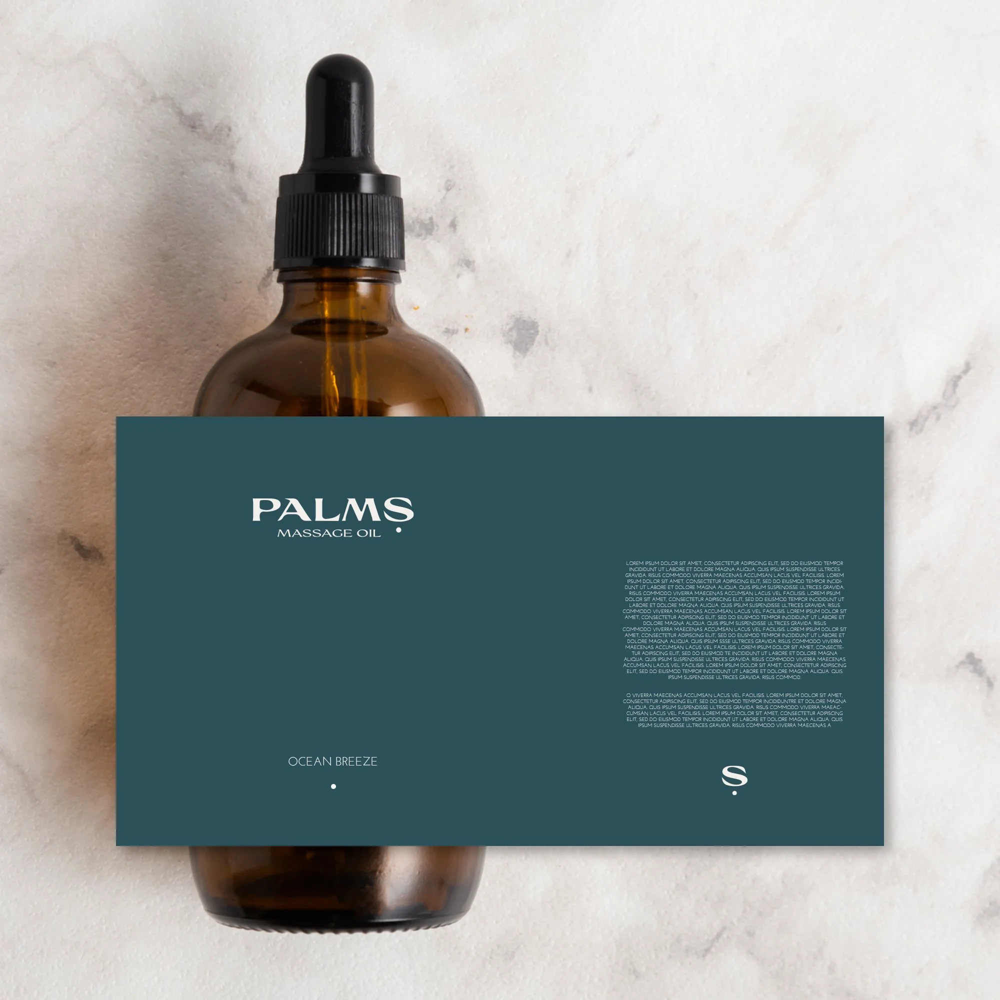 Braune Glasflasche mit schwarzem Tropfverschluss und einem dunkelgrünen Etikett mit der Aufschrift "PALMS Massage Oil Ocean Breeze" auf einer Marmoroberfläche.