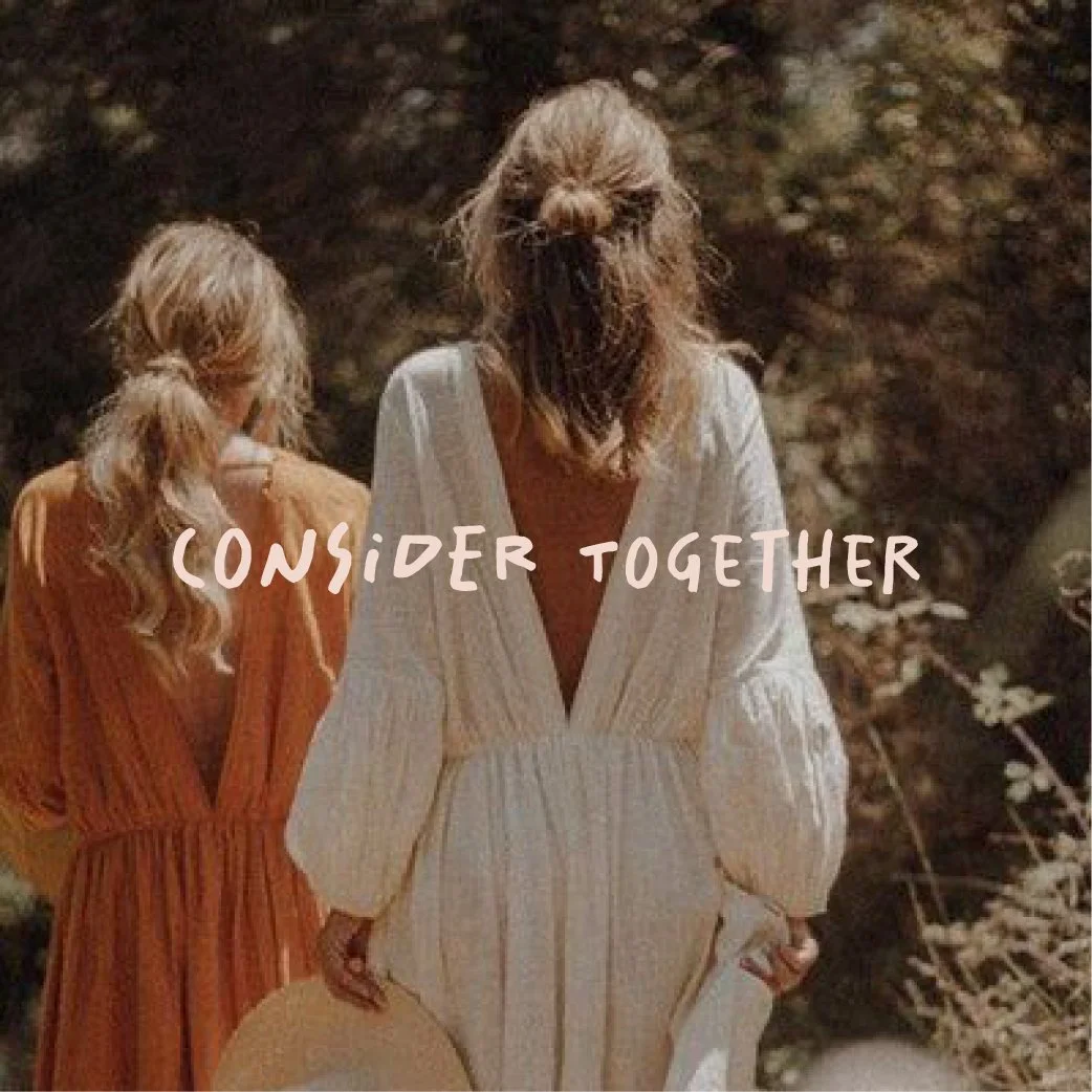Zwei Personen im Freien tragen lockere, sommerliche Kleider in Orange und Weiß, von hinten fotografiert. Der Text "CONSiDER TOGETHER" ist über das Bild gelegt.