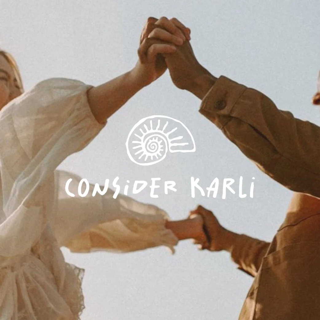 Zwei Personen halten sich an den Händen, Symbol einer Spirale und der Text "Consider Karli".