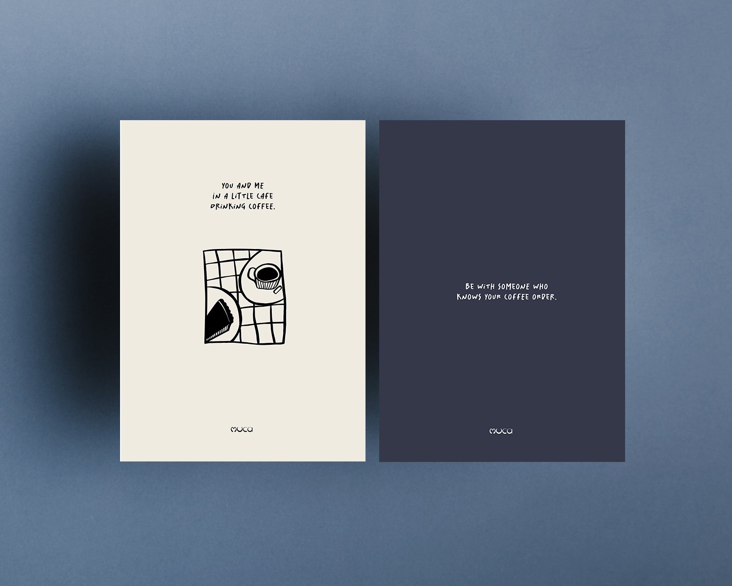 Zwei Karten, eine weiß mit minimalistischer Kaffeeillustration und Text, die andere dunkelblau mit Angebots- oder Rat-Spruch, auf blauer Oberfläche
