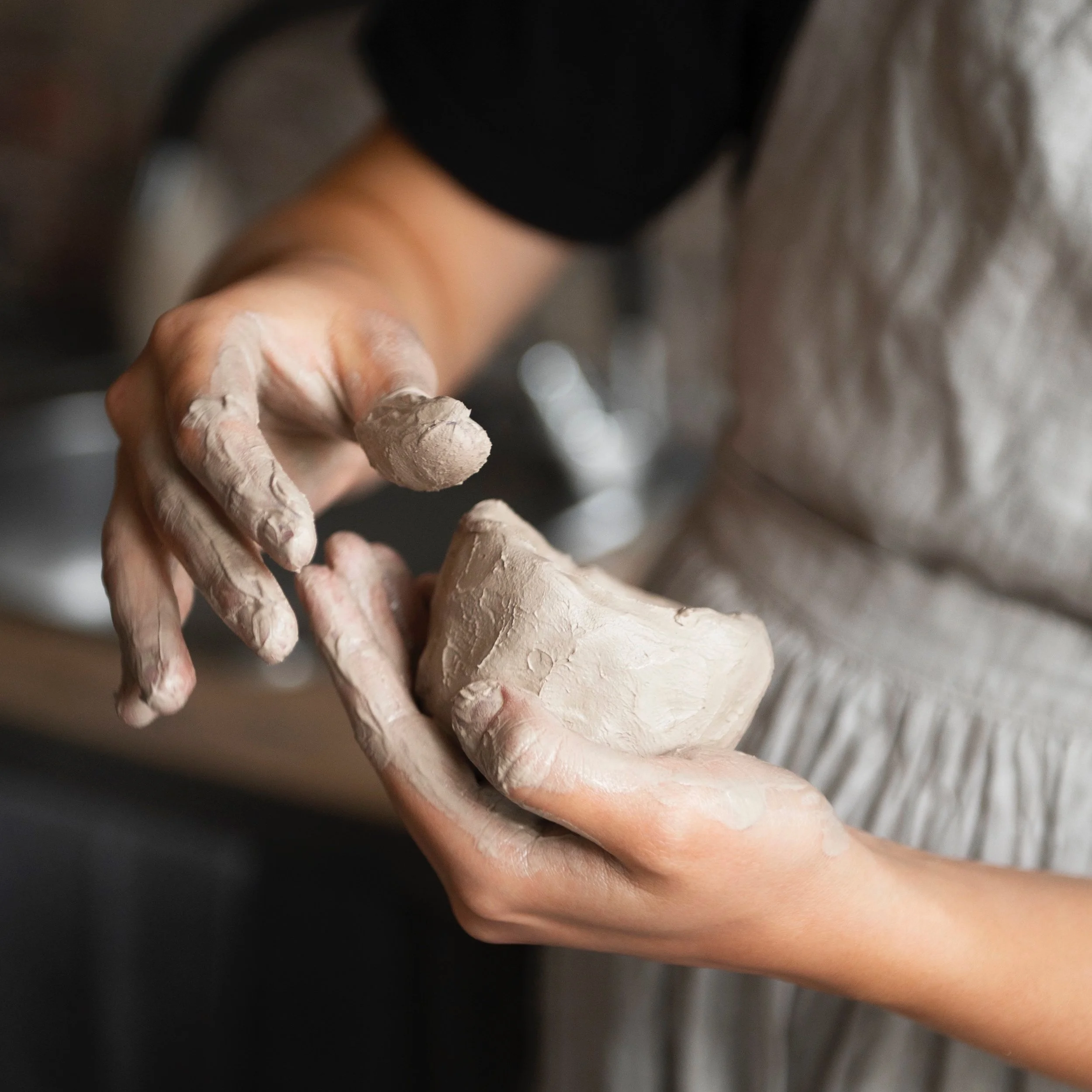 Person formt Ton mit den Händen, Tonkunst, Handarbeit, Keramikherstellung