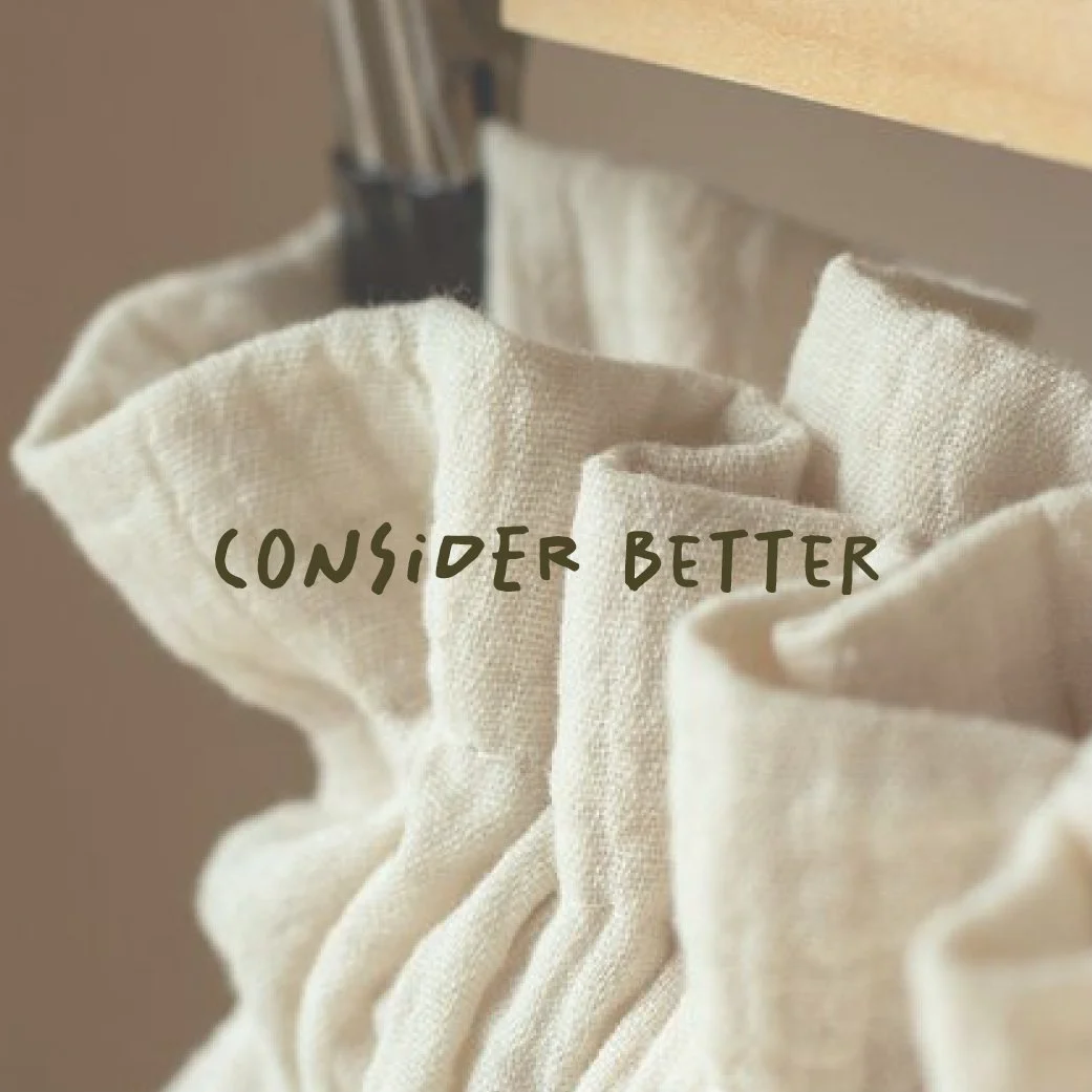 Nahaufnahme eines Stoffbeutels mit der Aufschrift "CONSIDER BETTER".