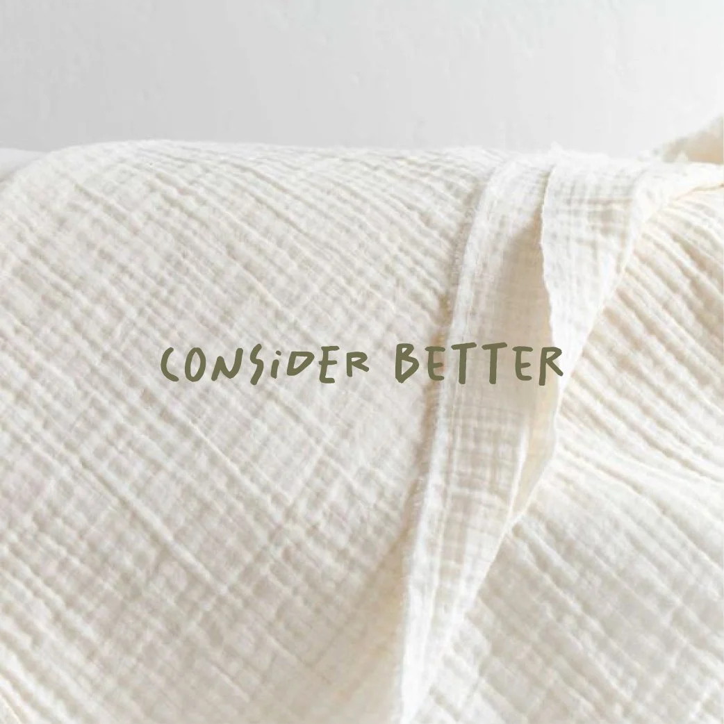 Nahaufnahme eines gefalteten, strukturierten weißen Stoffes mit dem Text „CONSIDER BETTER“ in der Mitte.