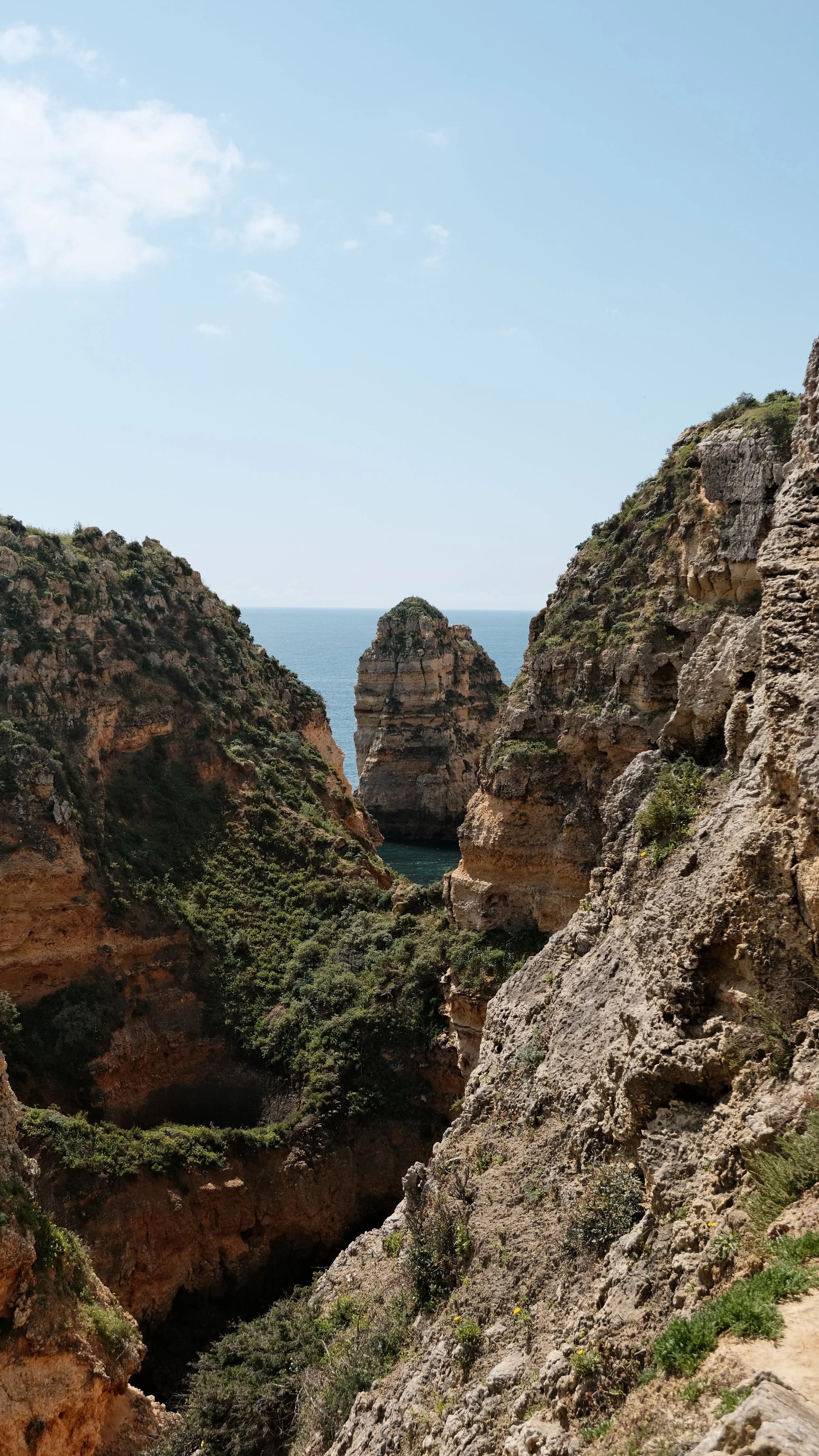 Felsen und Klippen an der Küste mit Blick auf das Meer und den blauen Himmel.