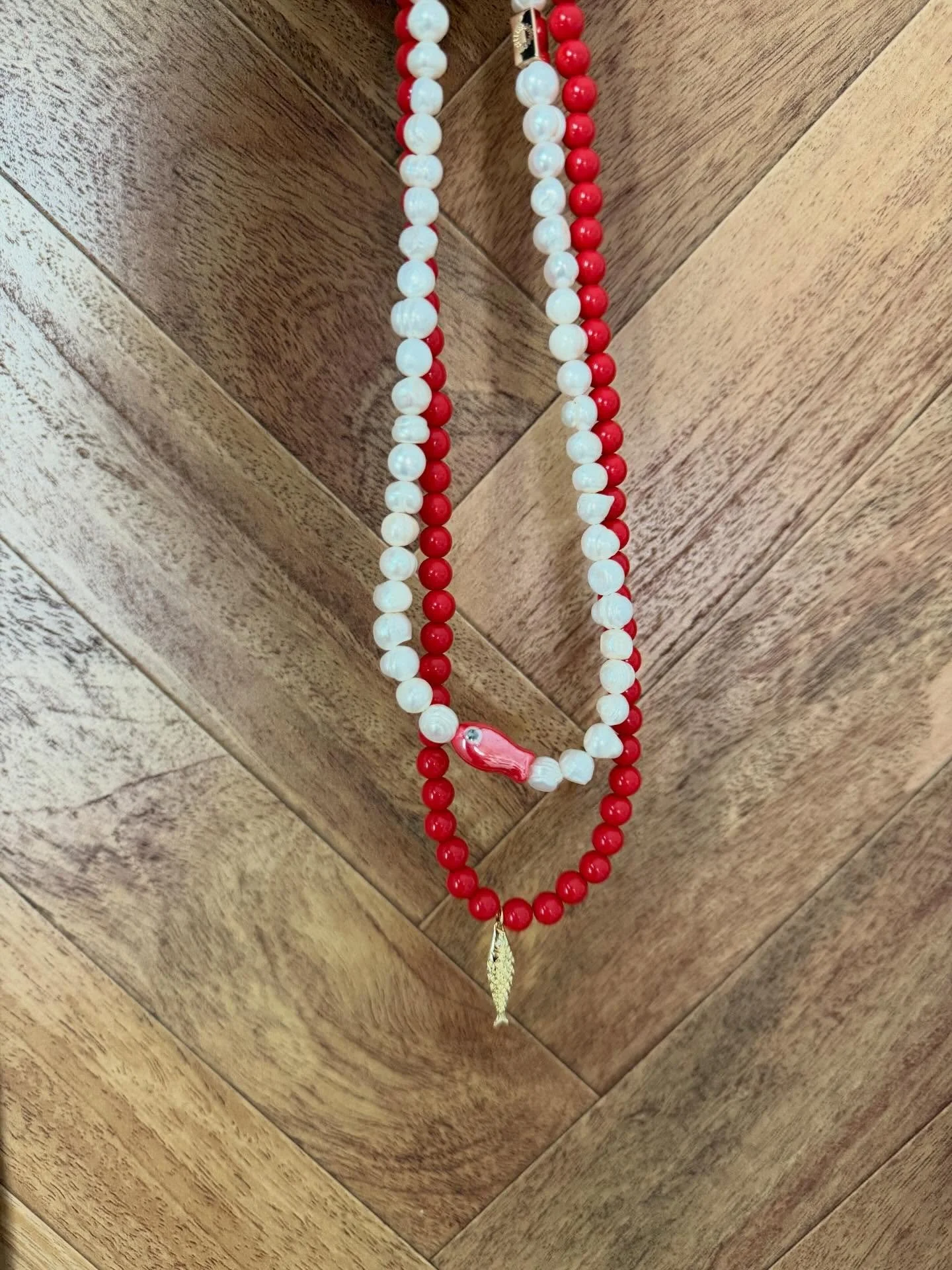 Currently in a full-on blizzard&hellip; but mentally? I&rsquo;m on a beach somewhere warm. ☀️

These custom necklaces were made with sunshine in mind. Bold red like a beachside sunset, soft marbled white like seashells in the sand, and gold details t