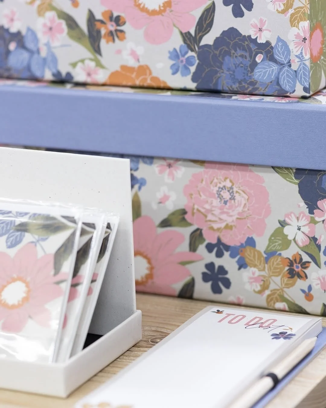 Retour en ce mois d'ao&ucirc;t sur les r&eacute;alisations de 2025 avec cet imprim&eacute; fleuri pour la papeterie allemande @roessler_papier pour laquelle@nous travaillons toujours avec grand plaisir 🌸

Going back this August to the realizations o