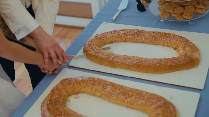 Talk about a fun way to &ldquo;cut the cake&rdquo; at your wedding!! 😋 #houstonweddings #houstonvideographer #houstonweddingvideo #weddingvideography