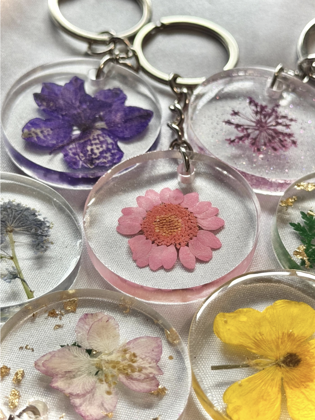 resin flower keychains shaped round with silver chain