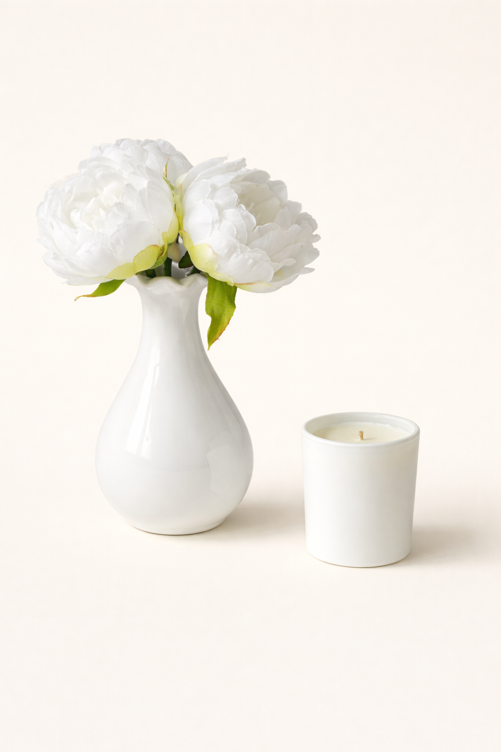 Elegante Vase mit weißen Pfingstrosen.png