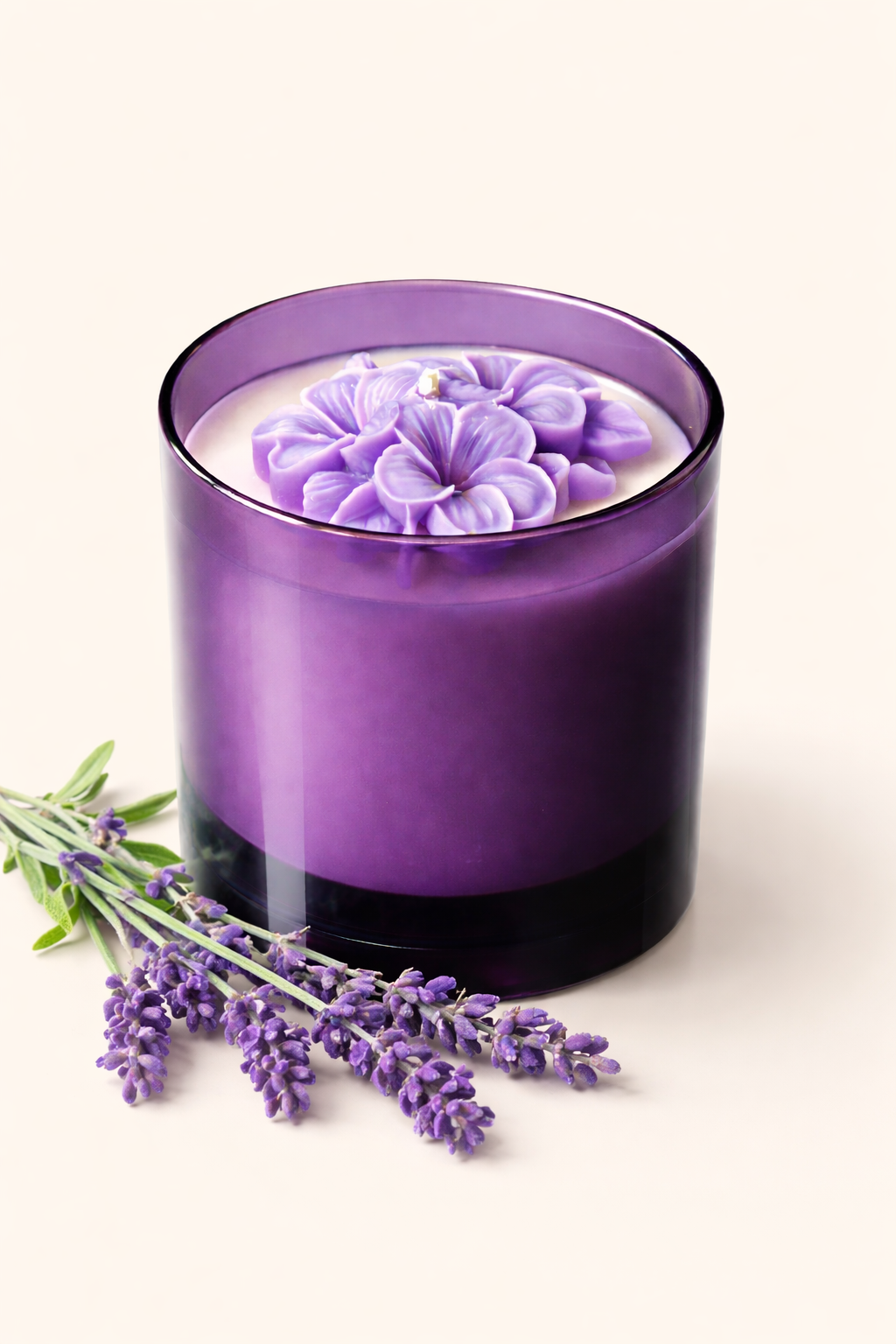 Lavendelkerze mit Blumenarrangement.png