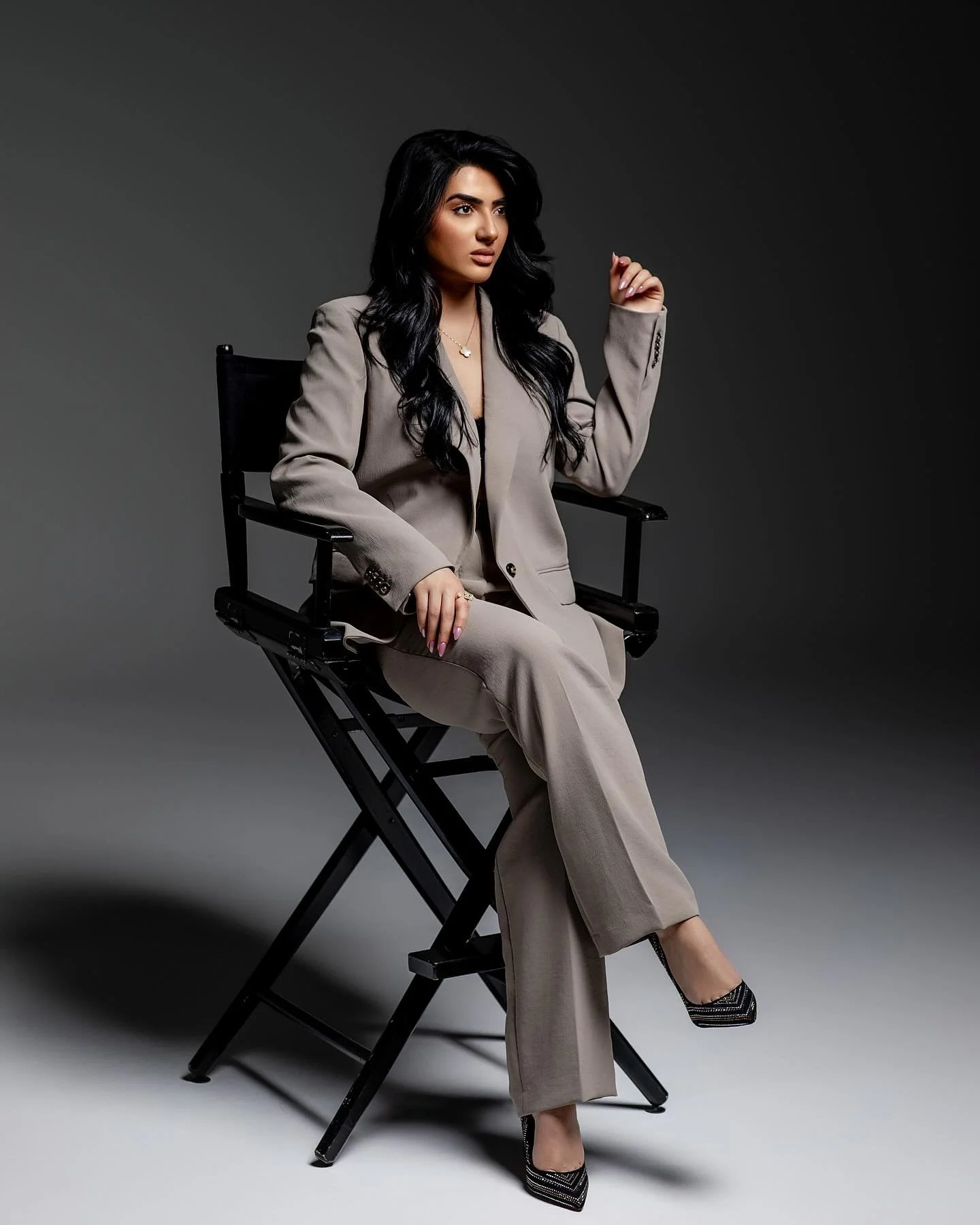 Your personal brand deserves to stand out with stunning photos❗️

As your photographer, I'll capture your essence and make you shine. Let's create magic together! 📸✨ 

🖤Beautiful @mua_jennifer 

#personalbranding#professionalphotography#stamfordpho