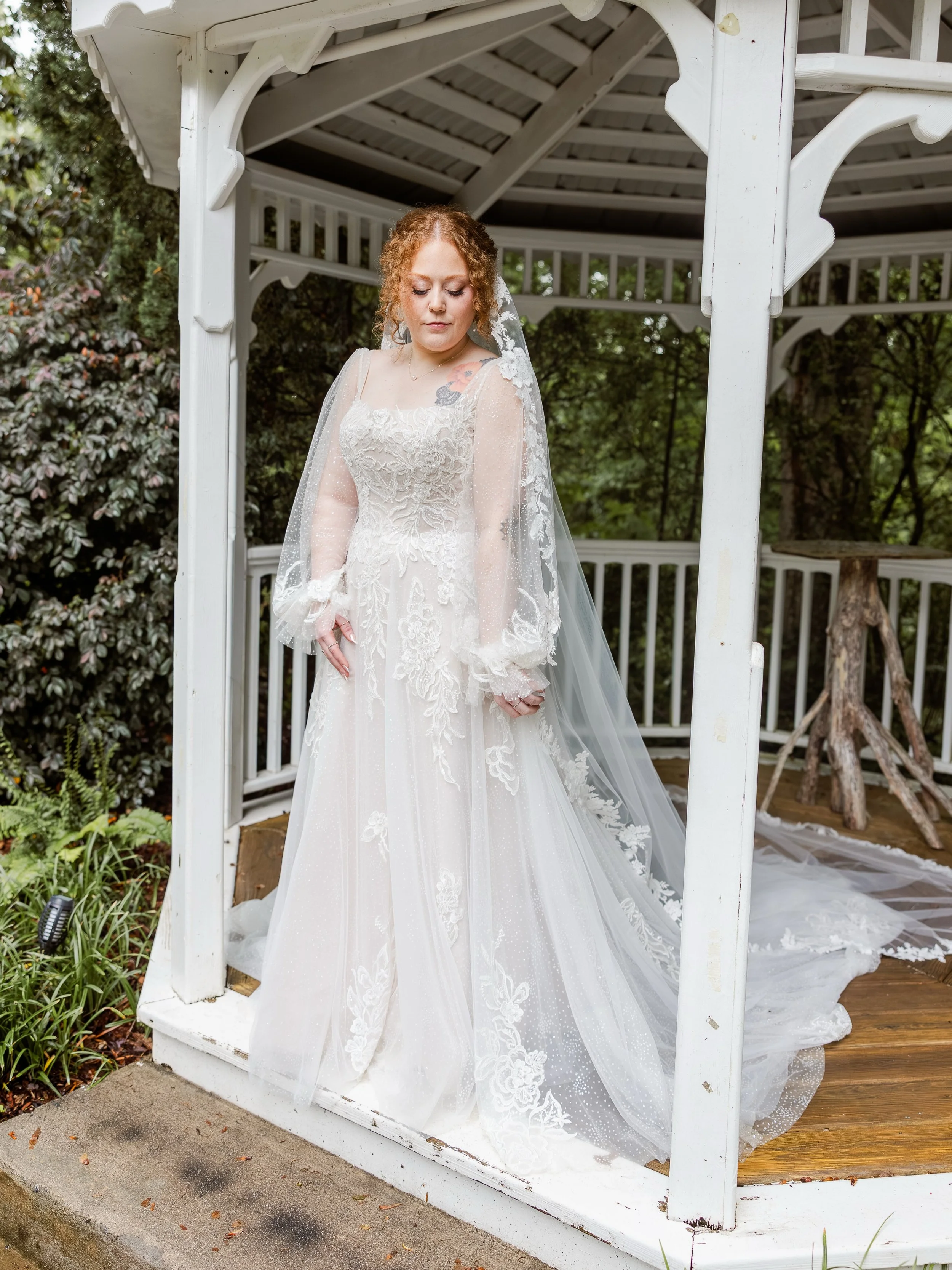 Our bride Karyn wearing the Sera gown for her whimsical outdoor ceremony🌸

📸: @amandabethphoto