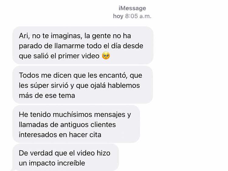 Text message conversation in Spanish discussing a video that was well-received and had a positive impact.