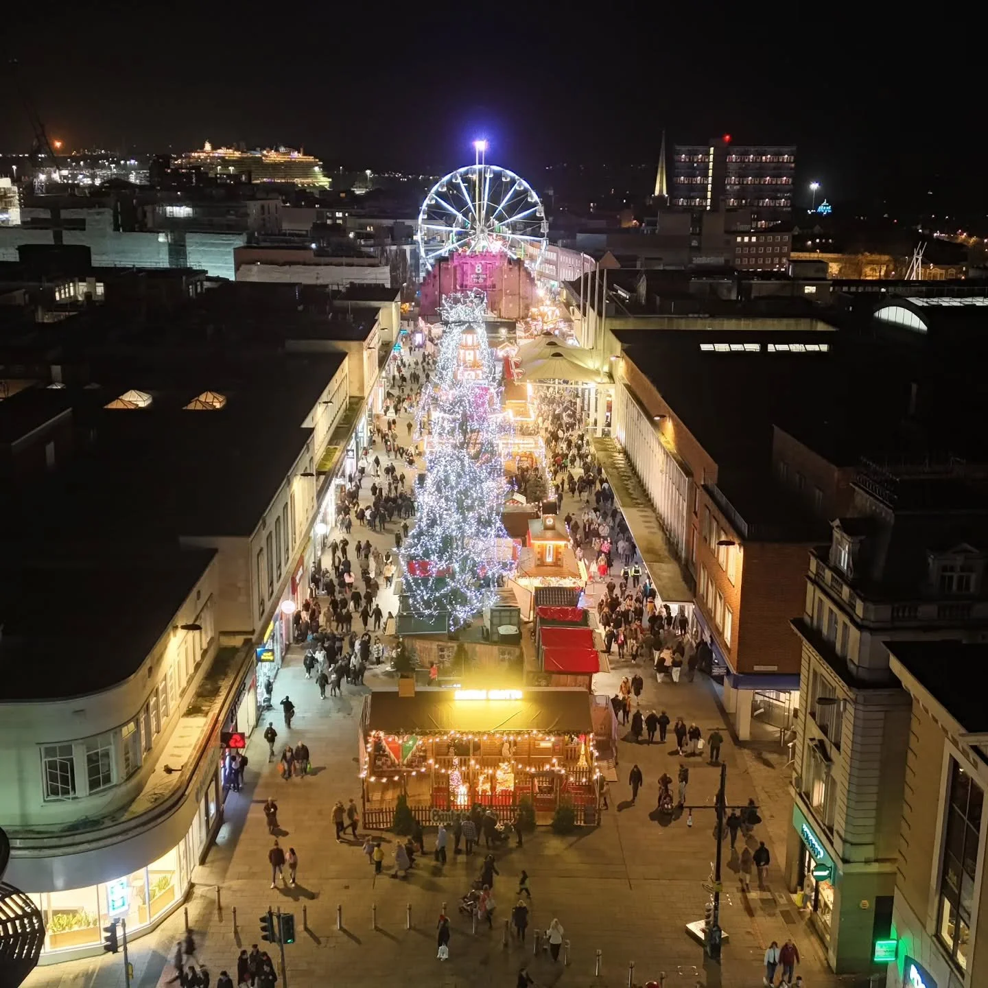 📍 Southampton Christmas Market 🎄🎅

Aerial captures of @southampton_christmasmarket 🎁✨️

Hosted by @sdleisureuk 👏

Captured by @horizondronespecialists | @joshyclements 📽🚀

Come &amp; Join The magic 🧑&zwj;🎄🎄 open until January 4th ✨️

Merry 