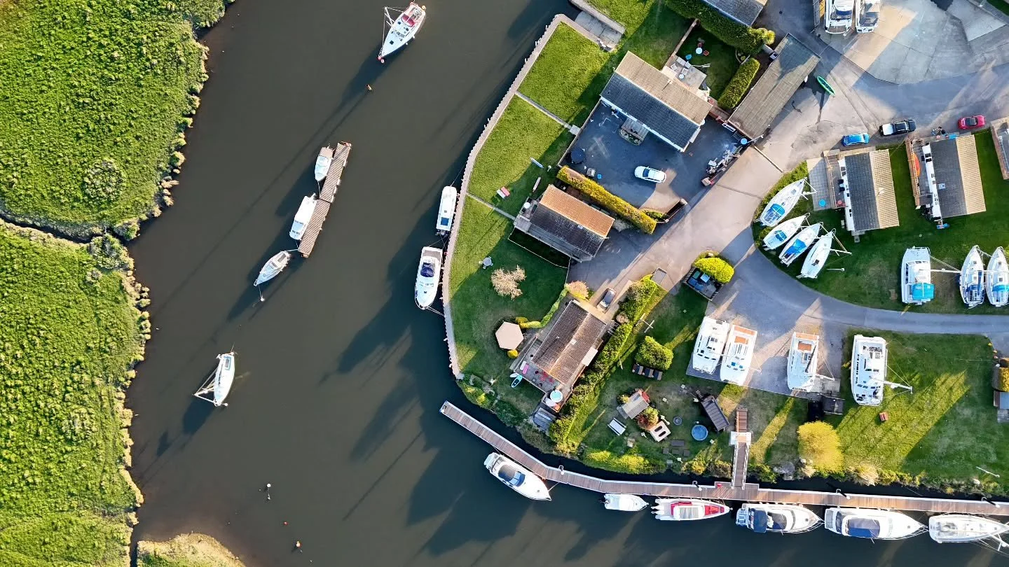 ⛵️ @club_casita | Aerial Views 🚀 | Unique Boatyard Staycation 💎🇬🇧

Tucked away on the riverside in Christchurch, this hidden gem is all about relaxation &amp; adventure:

&bull; Paddle boarding &amp; kayaking with @beachbumsup 🏄&zwj;♂️
&bull; Wi