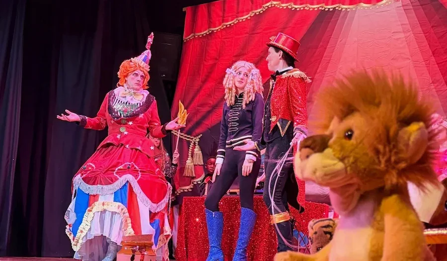 Dame Barnum's Circus in Goldilocks and the There Bears pantomime