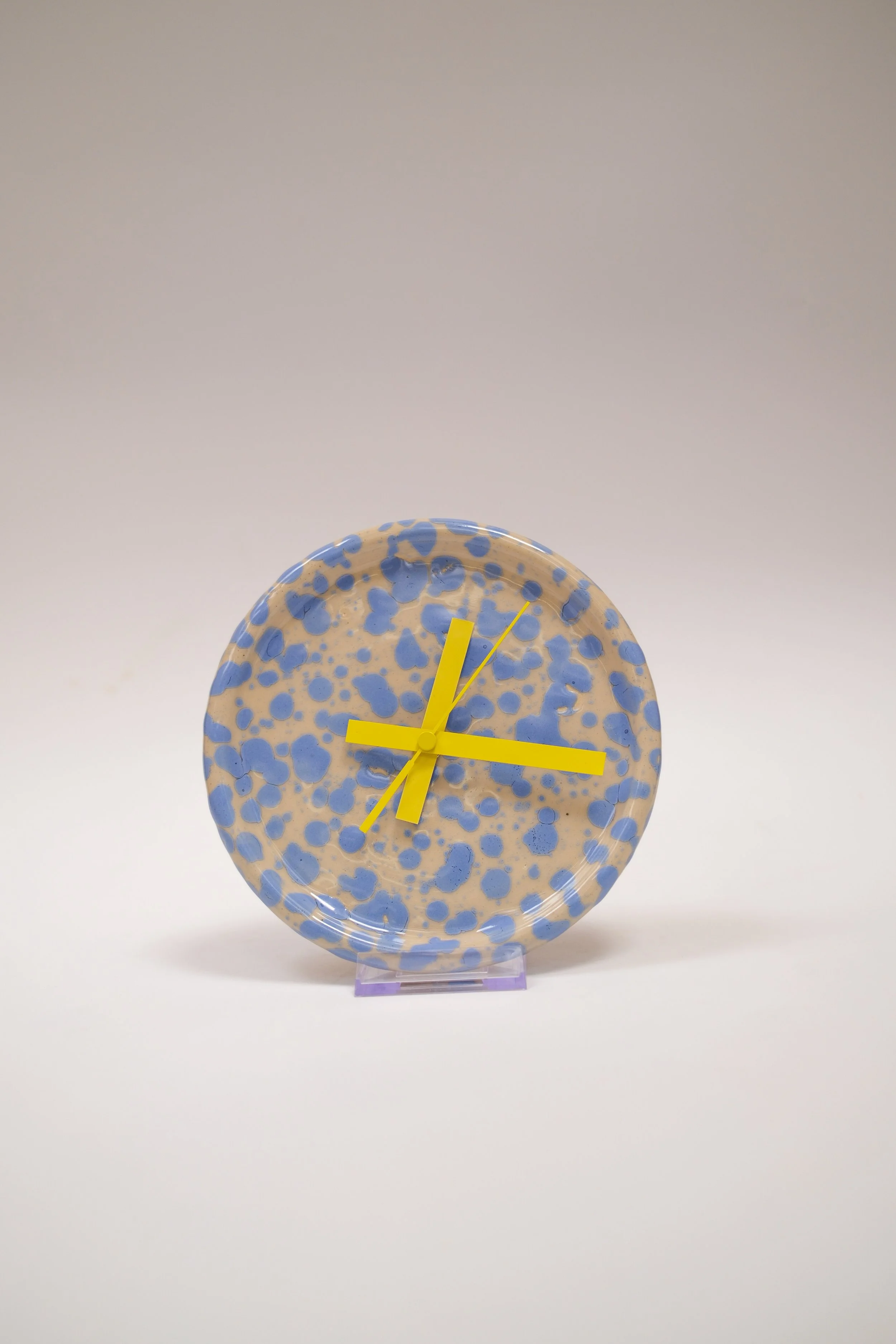Wanduhr Sprenkel blau gelb