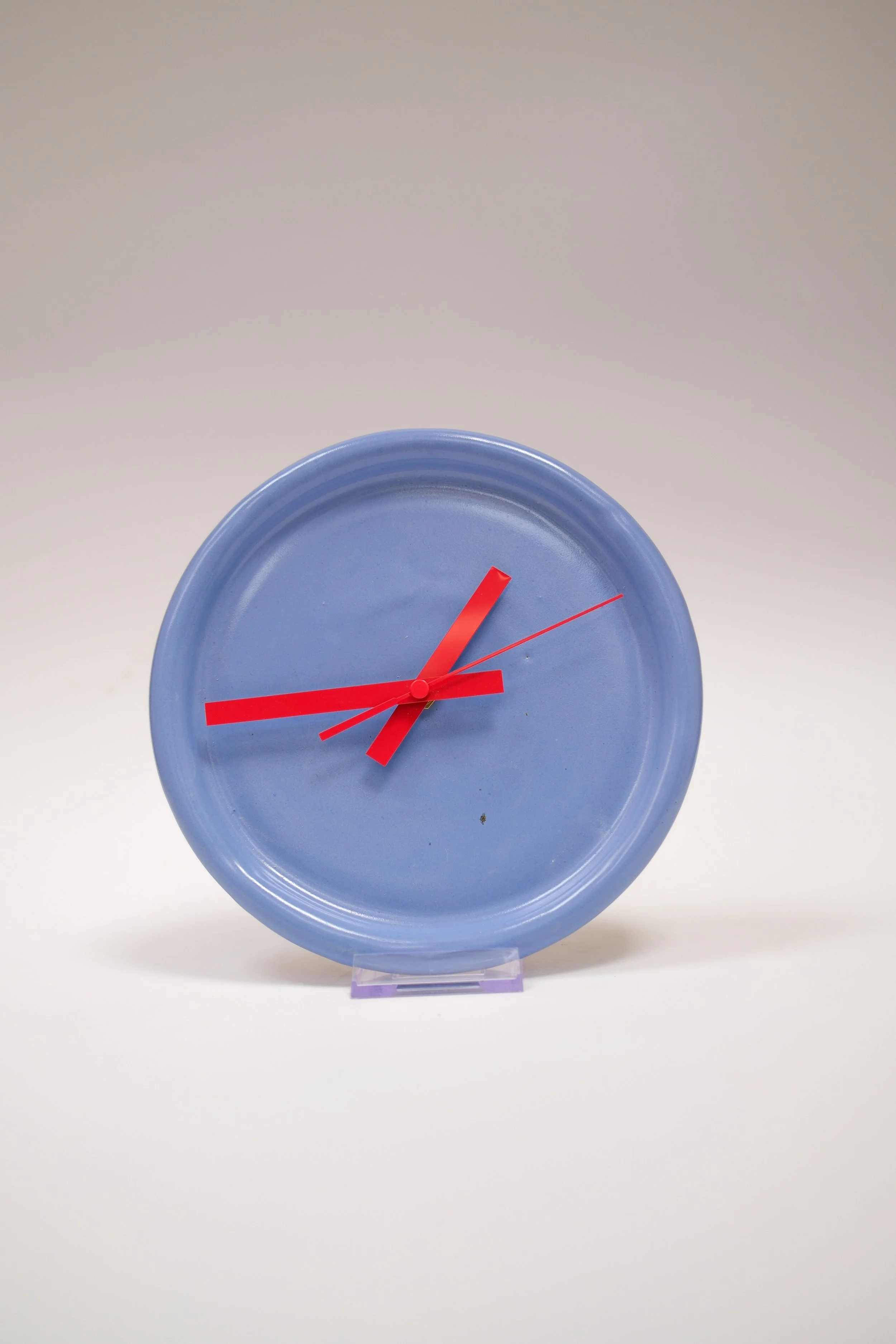 Wanduhr blau rot