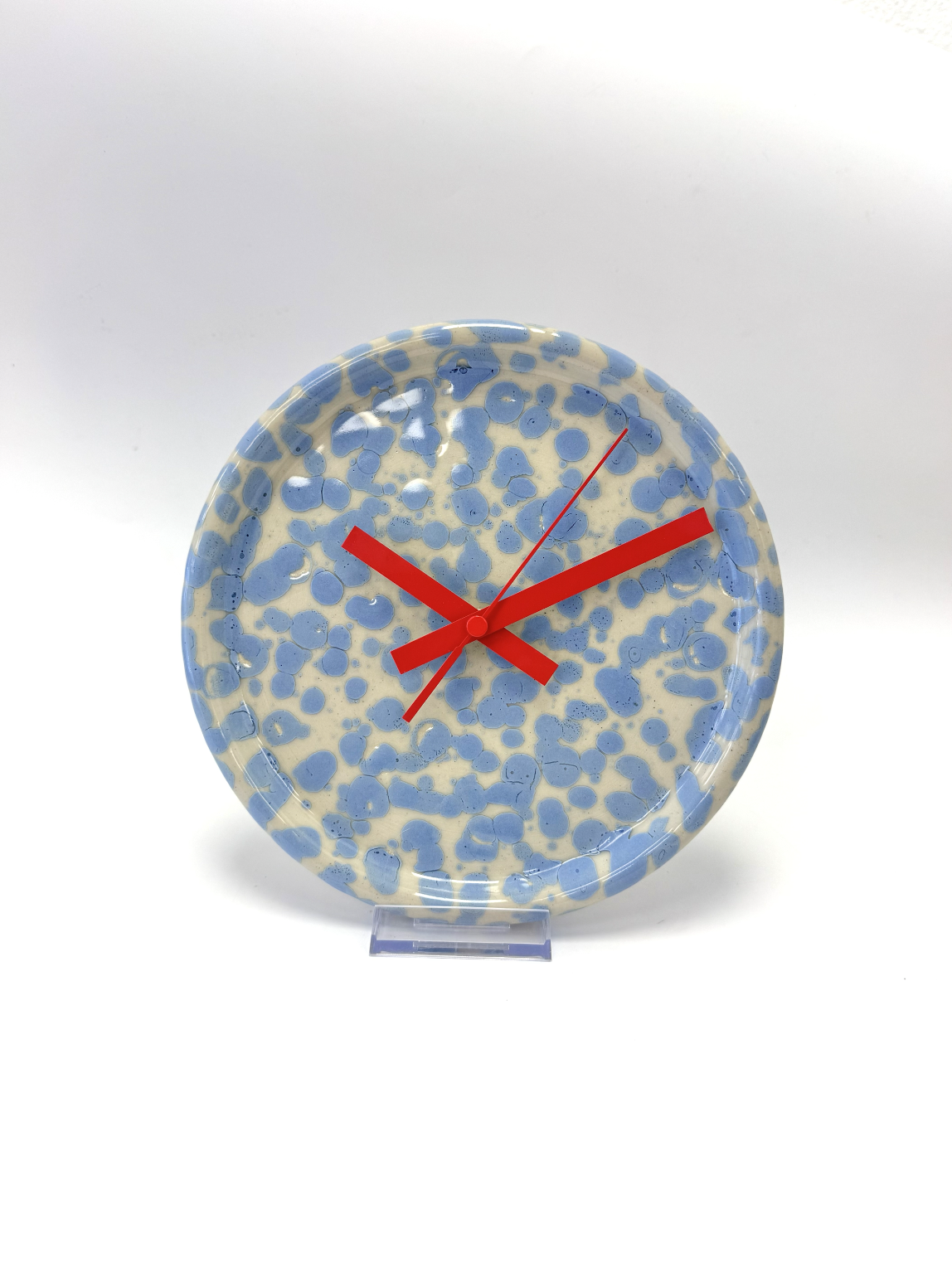 Wanduhr Sprenkel blau rot