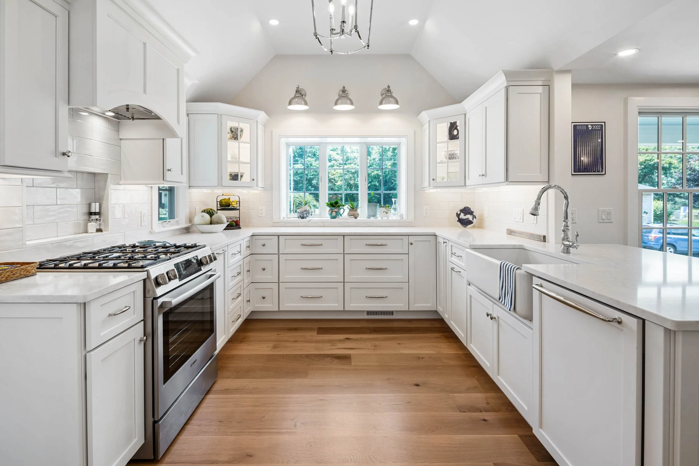 Modern kitchen design to maximize storage