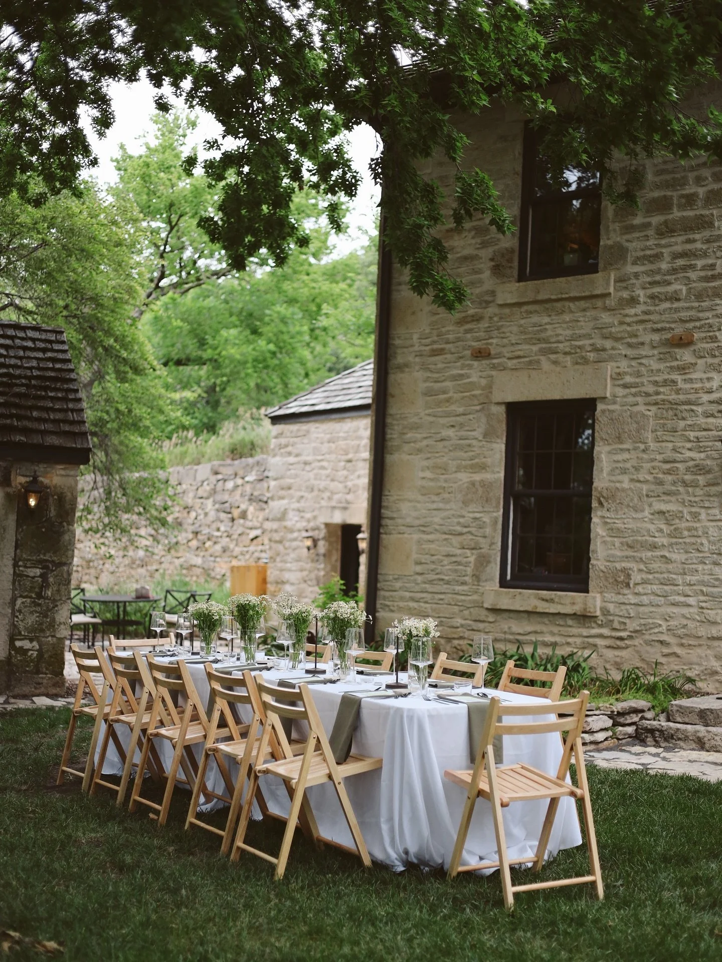 Such a dreamy setup &mdash; this soon-to-be bride found a true hidden gem in Kansas. The space itself was spectacular&hellip; from the inviting kitchen to the beautiful interiors and open outdoor areas. Places like this don&rsquo;t just set the scene