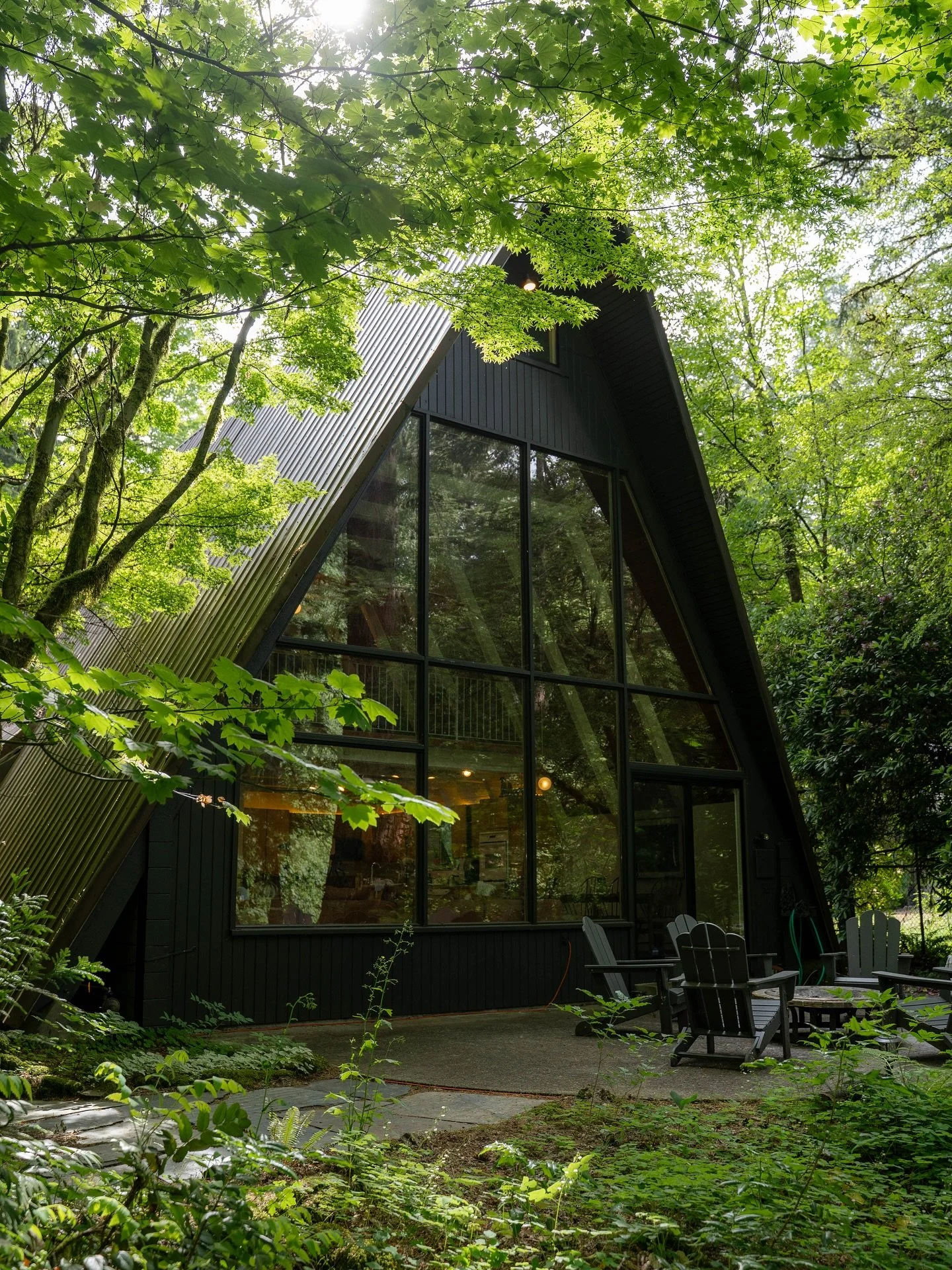 &mdash;&mdash; new fav Oregon airbnb 🌲

Enjoy these shots from our stay @aframe.of.mind.mt.hood 🤍

Nature getaway meets mid-century modern design at this gorgeous A just 15 minutes from Mt Hood! 🏔️

The hot tub views of the river are incredible, t