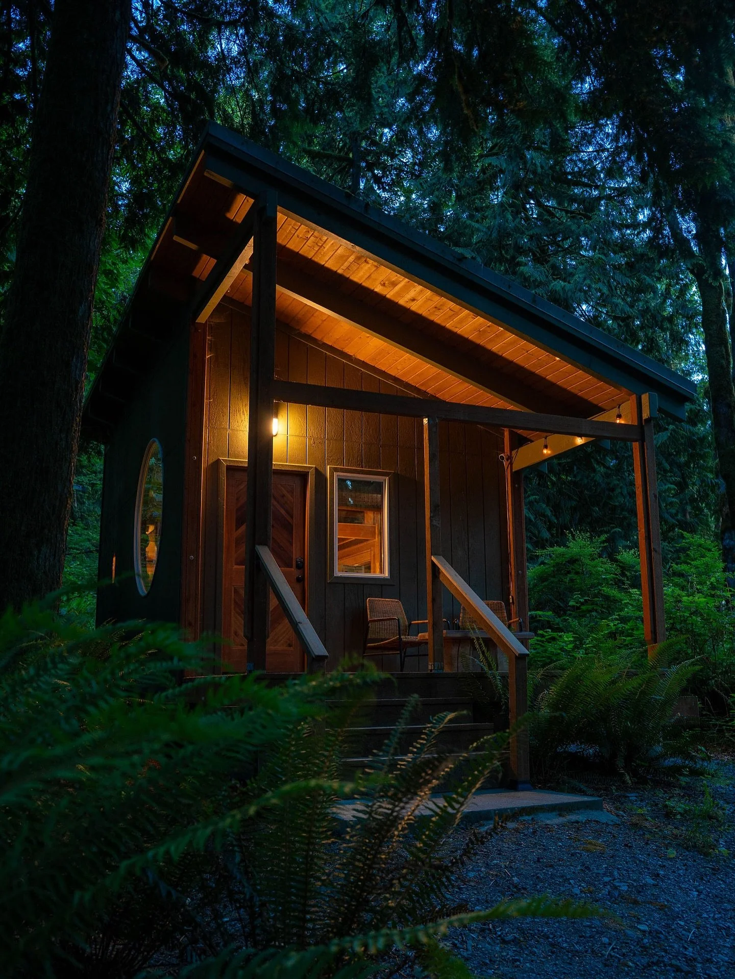 &mdash;&mdash; the cutest tiny home does exist + this is it 🌲

📍Gold Bar, WA 

#cozycabin #cabininthewoods #natureimmersion #tinyhome #washingtonstate #custombuild #pnwstays #airbnb #airbnbphotographer