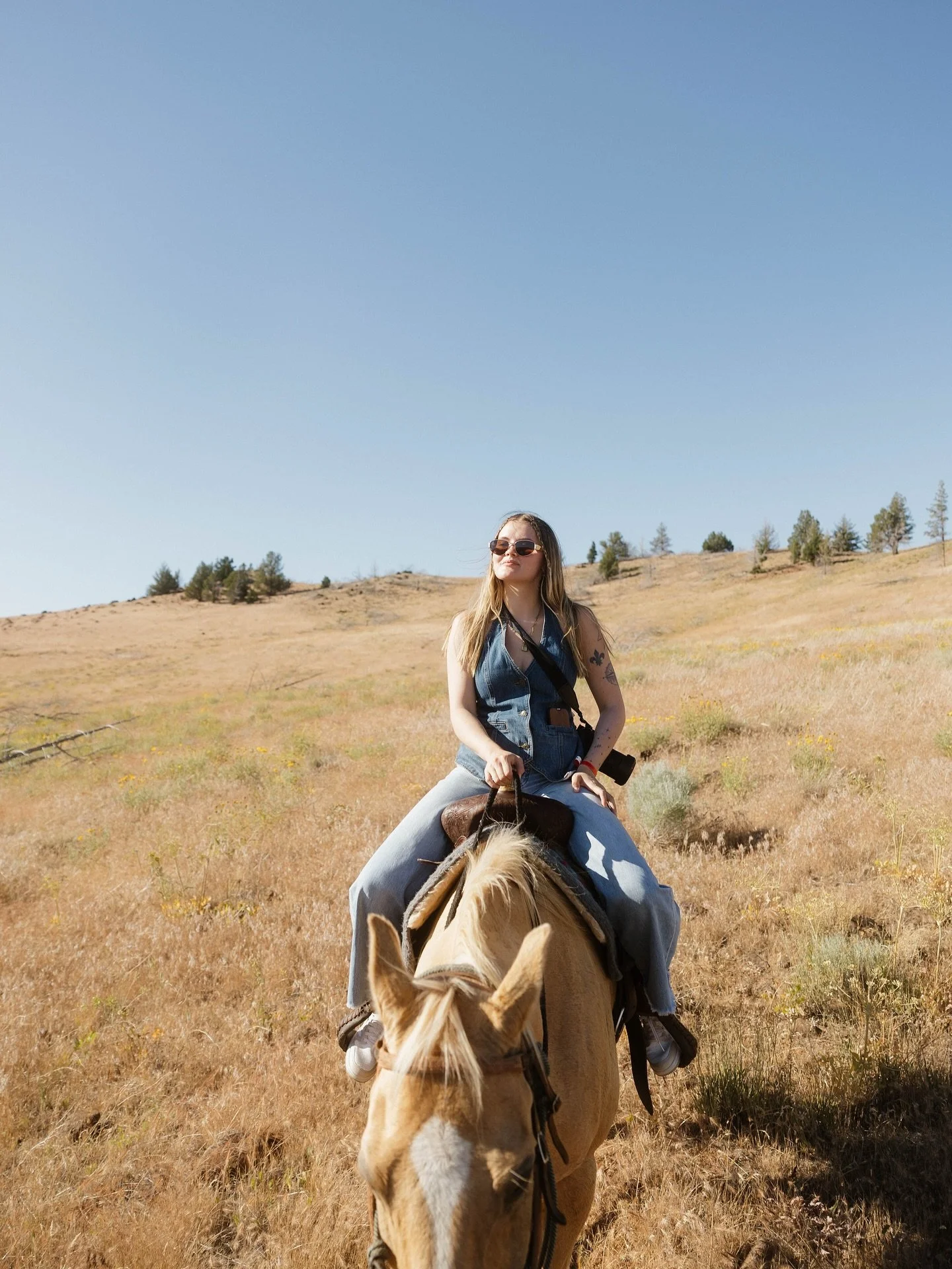 &mdash;&mdash; holding my horses 🐴 ◡̈

Some snapshots of horseriding in the beautiful hills surrounding @kahneetaresort 🌞

📍Central Oregon