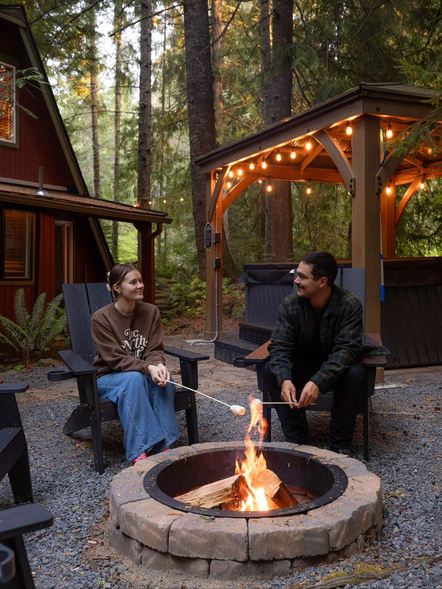 &mdash;&mdash; rustic cabin 🤝 modern amenities 

This is @rainierforestlodge, a uniquely-shaped cabin located just 38 seconds from Mt Rainier&rsquo;s entrance 🏔️

We loved the huge collection of games, upscale kitchen and bathroom, stone fireplace,