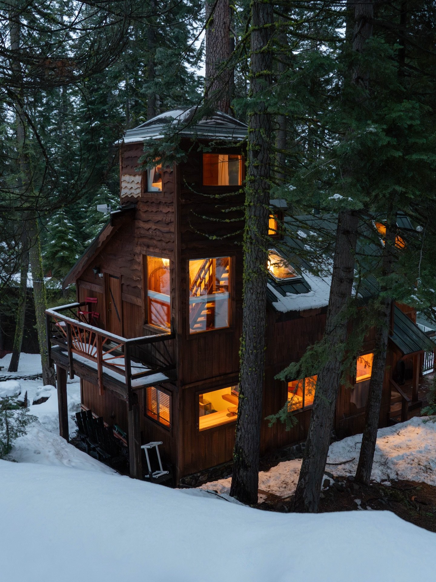 Welcome to our 8th stay of the Great American Road Trip &mdash; @tahoepinestreehouse! 🌲

This one was a little different because we were here mostly taking listing photos, but here are a few of the more stylistic shots we took :) Tahoe Pines Treehou