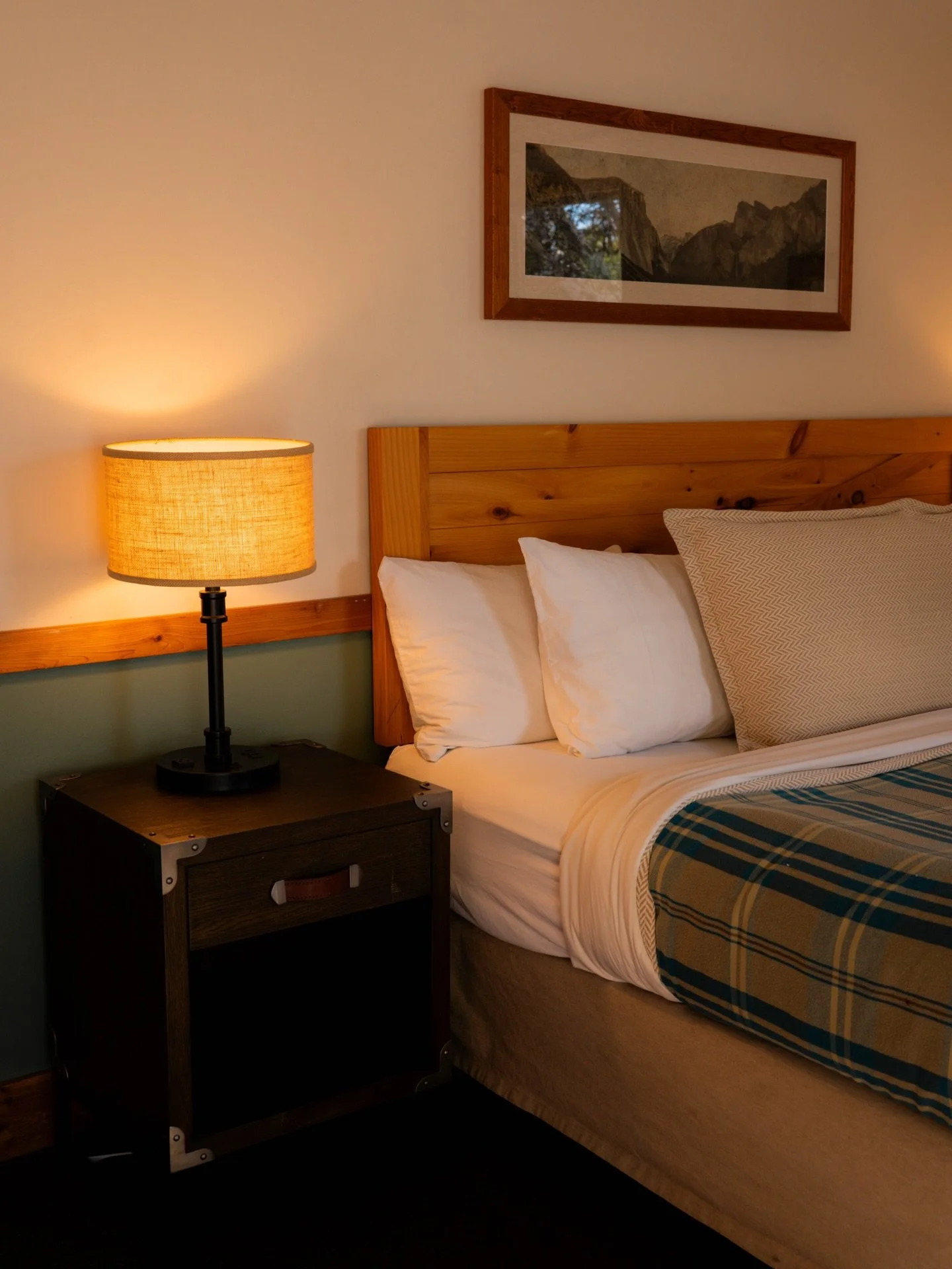 Welcome to our 10th stay of the Great American Road Trip &mdash; @yosemite_evergreen! 🧡

The cutest retro resort I ever did see!! The snow was incredible and it felt like we were in a little Christmas village. The food is immaculate and the staff is