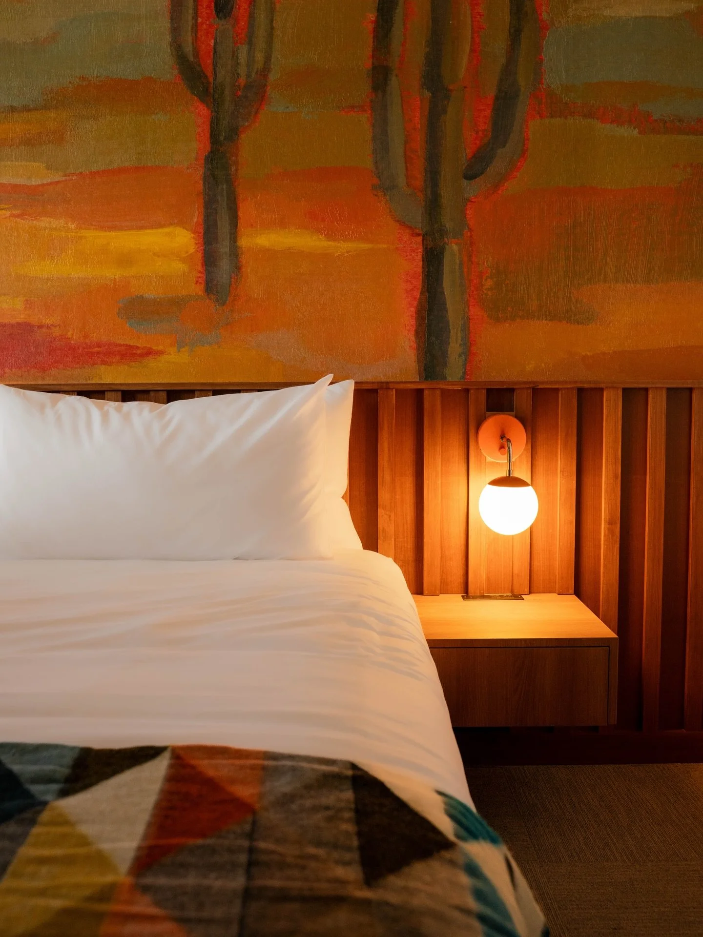 &mdash;&mdash; Denver&rsquo;s newest + coolest boutique motel 🌵

Enjoy these shots from our shoot @lavistadenver 🪩

La Vista Motel is the perfect mix of mid-century charm and modern comfort with a sprinkle of western nostalgia. The custom art every