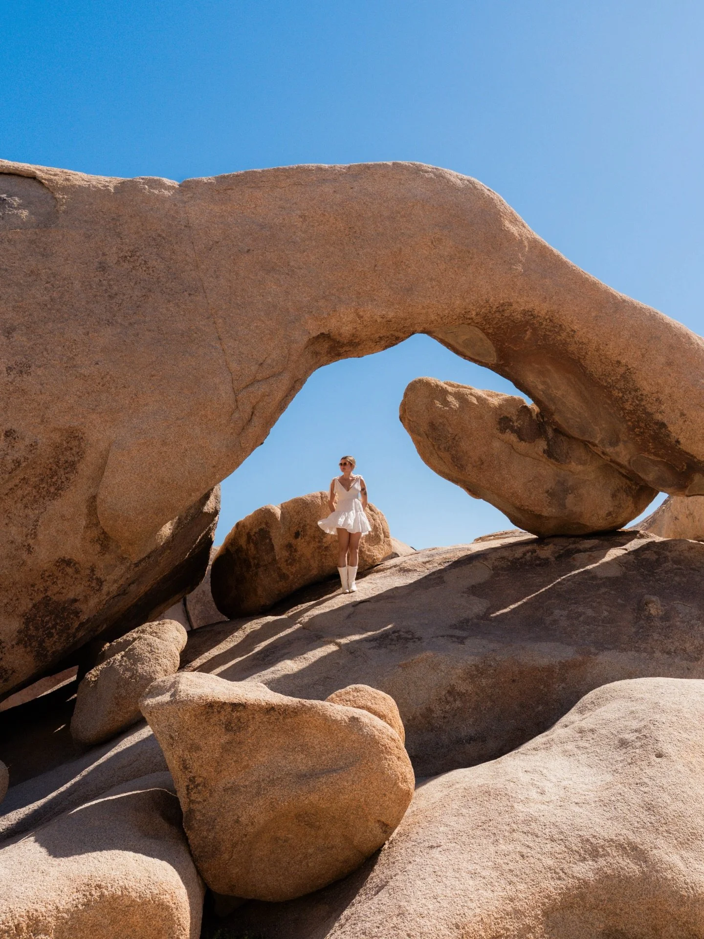 &mdash;&mdash; joshua tree rocks!

📍Arch Rock + Hidden Valley

#nationalparkphotography #joshuatreenationalpark #usaroadtrip #westernstyle #travelgirl