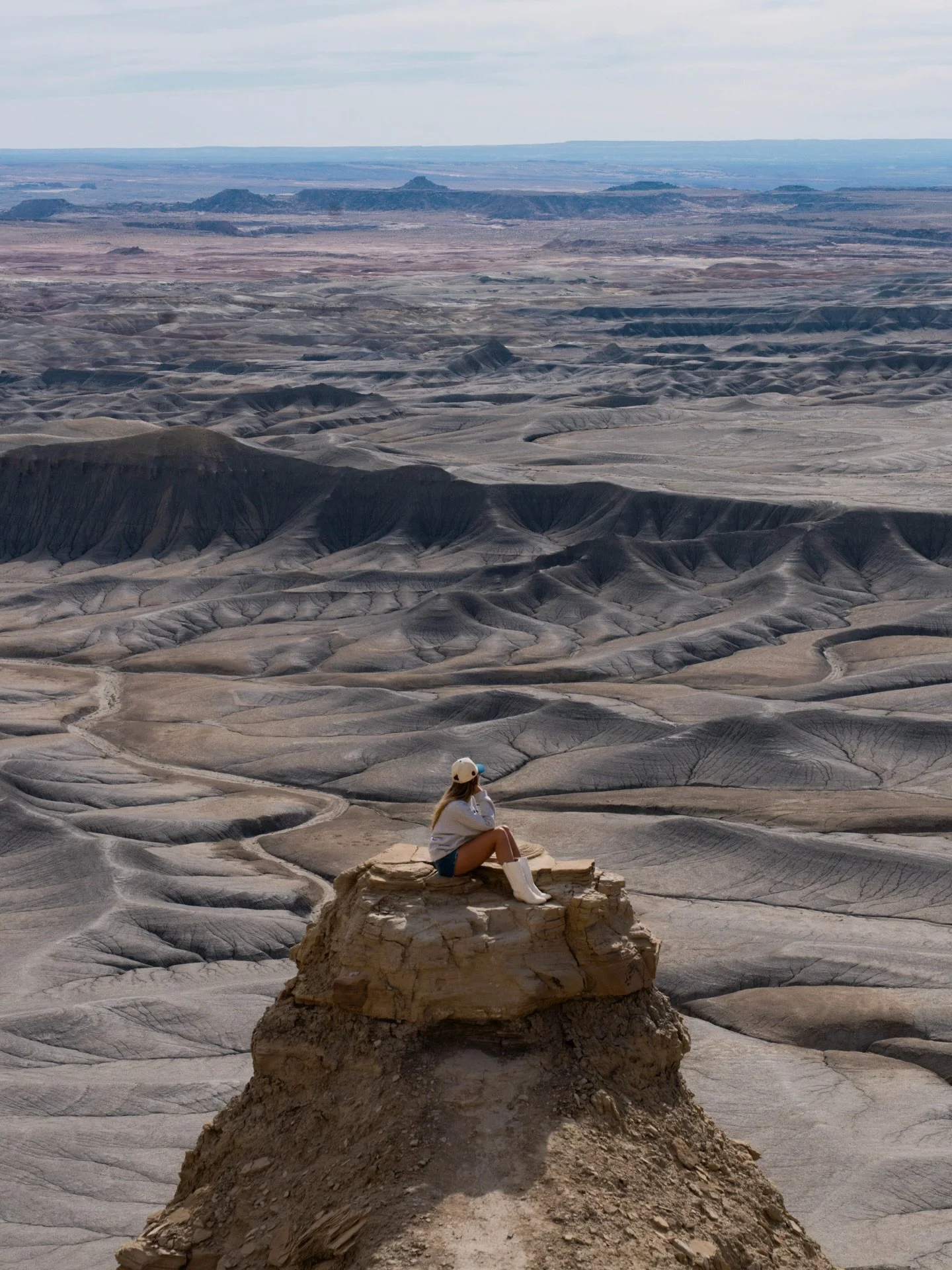 &mdash;&mdash; call me NASA the way I found another planet 🌑

📍Moonscape Overlook

#usaroadtrip #travelphoto #hanksville #americansouthwest #naturephotography