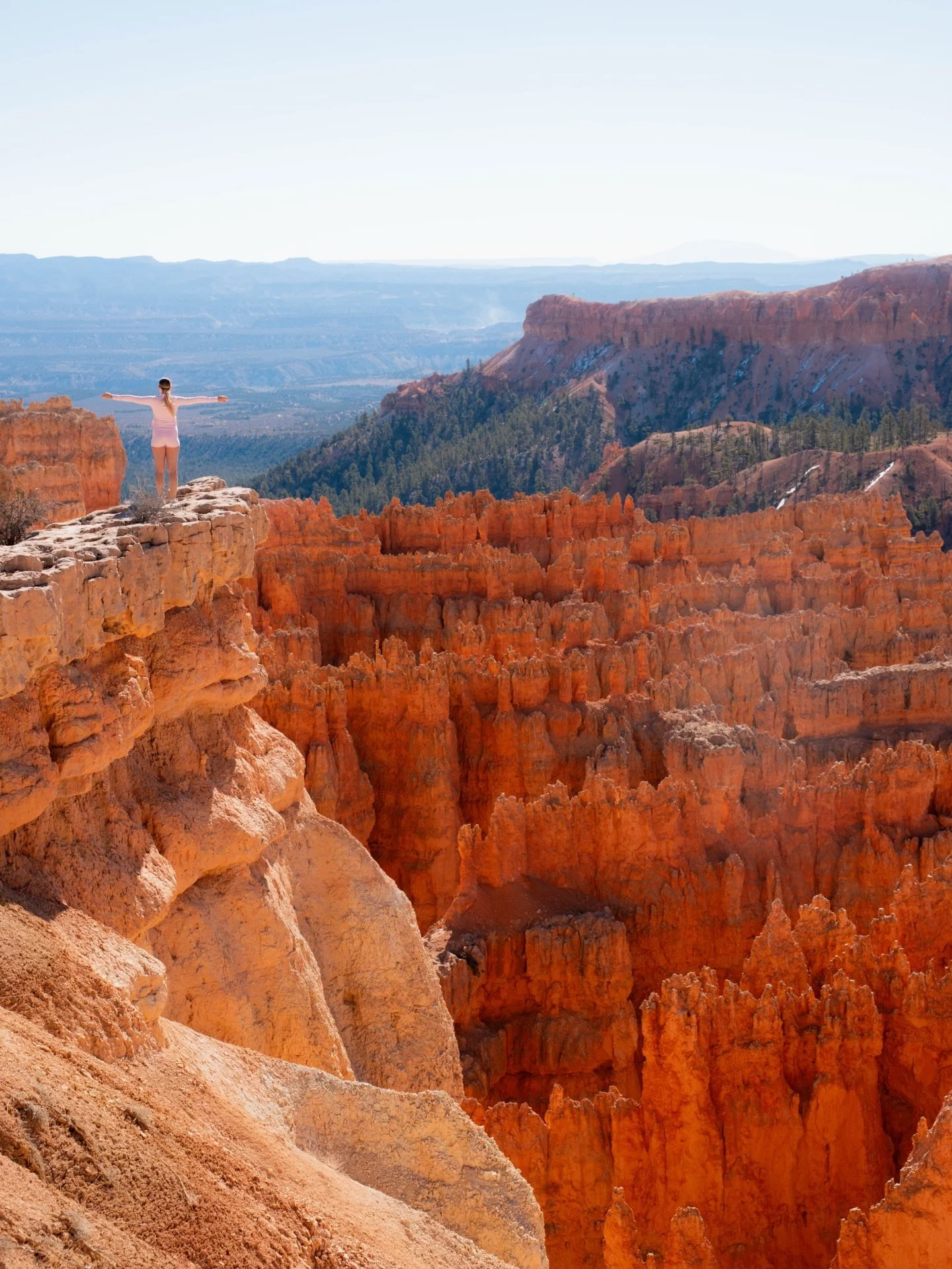 &mdash;&mdash; going places that make you feel small >>

📍Sunset Point

#cliffviews #americansouthwest #mightyfive #travelphotography #nationalparkroadtrip