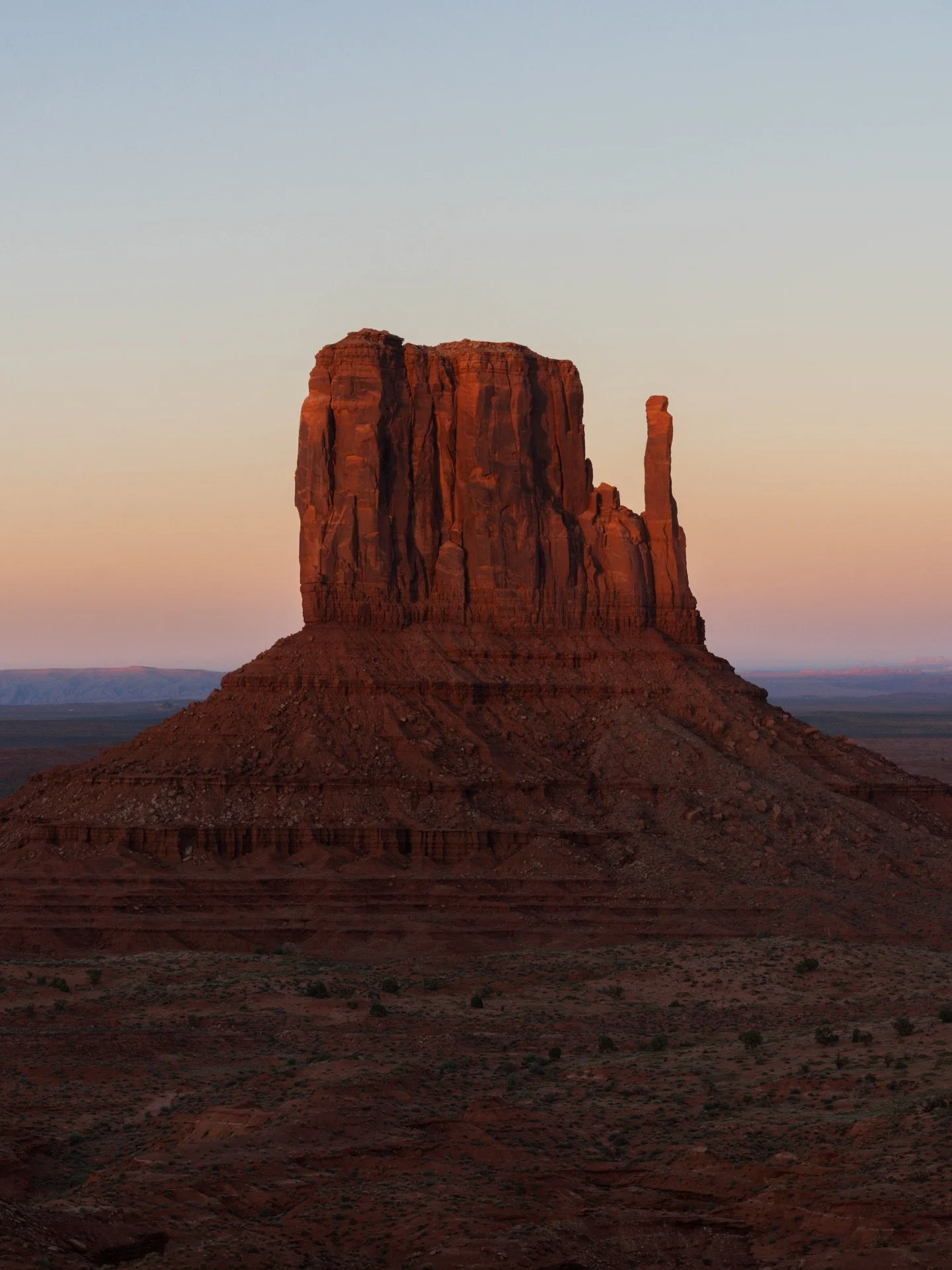 &mdash;&mdash; red rocks + dusty boots 🤠🏜️

📍Monument Valley View

#usaroadtrip #sunsetview #travelphoto #americansouthwest #monumentvalley