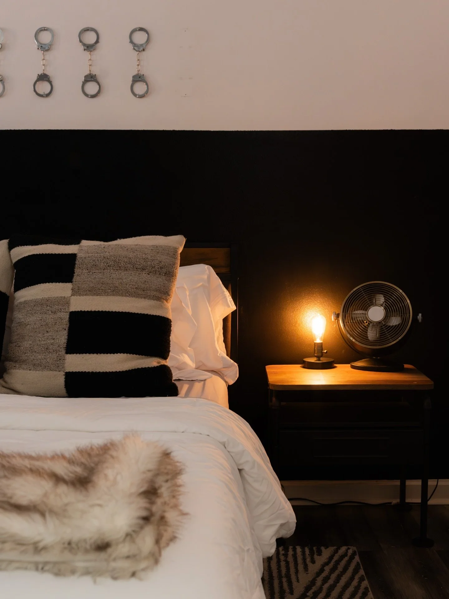 Welcome to the Rebel Room by @studiohost.co! ⛓️&zwj;💥

Inspired by the iconic mugshots of Johnny Cash, Elvis Presley, Frank Sinatra, etc &mdash; this unique design, moody vibes, and unbeatable location make for the perfect stay in Fort Worth! We saw