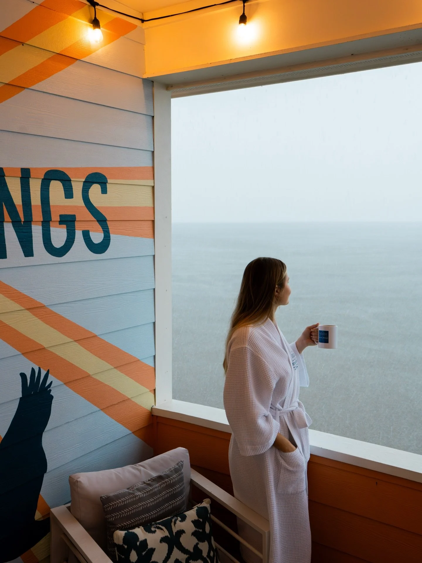 Introducing an iconic stay that&rsquo;s been on my list for a longgg time &mdash; @theoceanspringshouse! 🌊

This is *the* number 1 most wishlisted Airbnb in Mississippi and it&rsquo;s very clear why. It&rsquo;s right on the Gulf and features a hot t