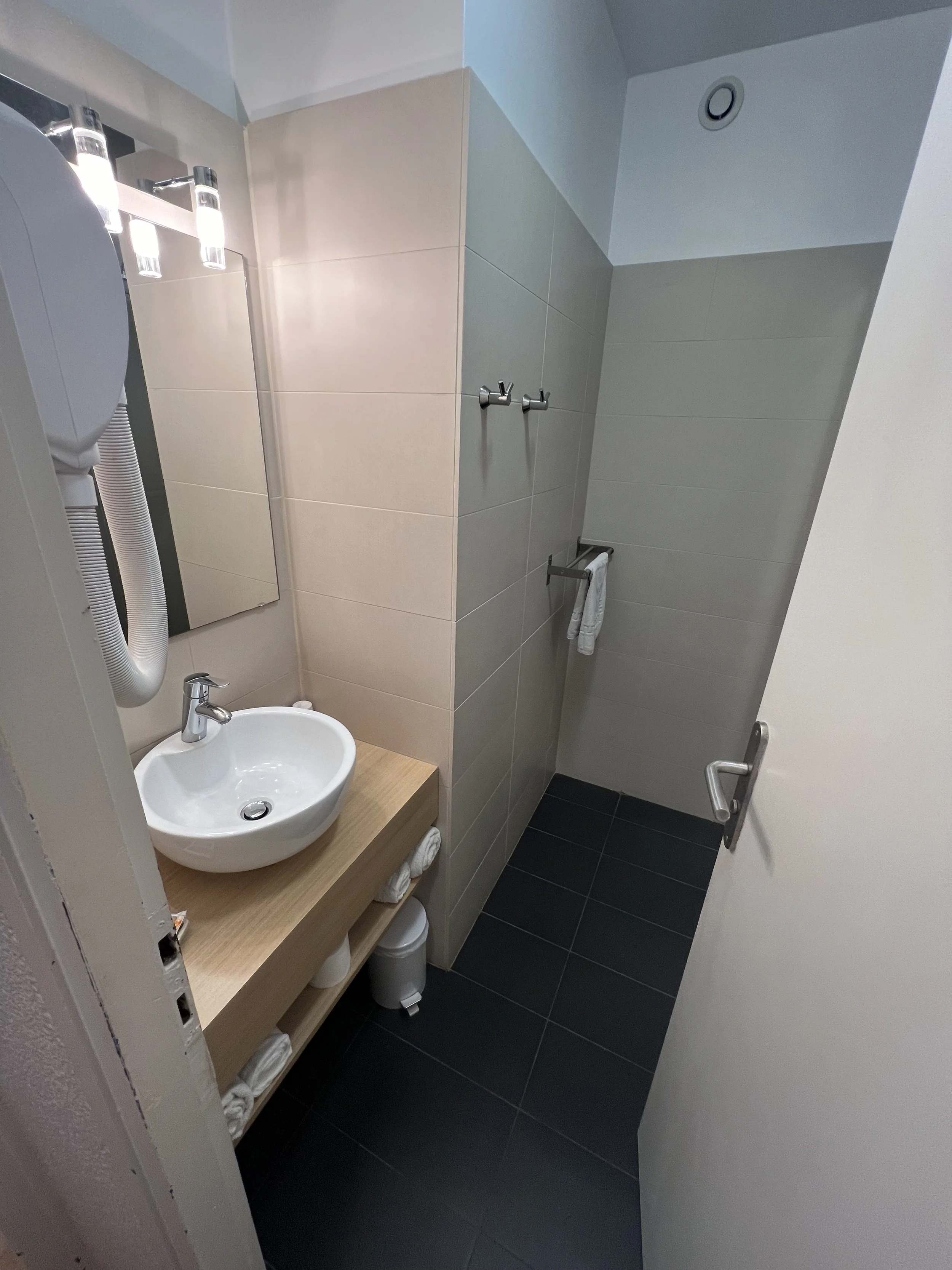 Le Hôtel Méditerranée Collioure Hotel Bathroom.JPG