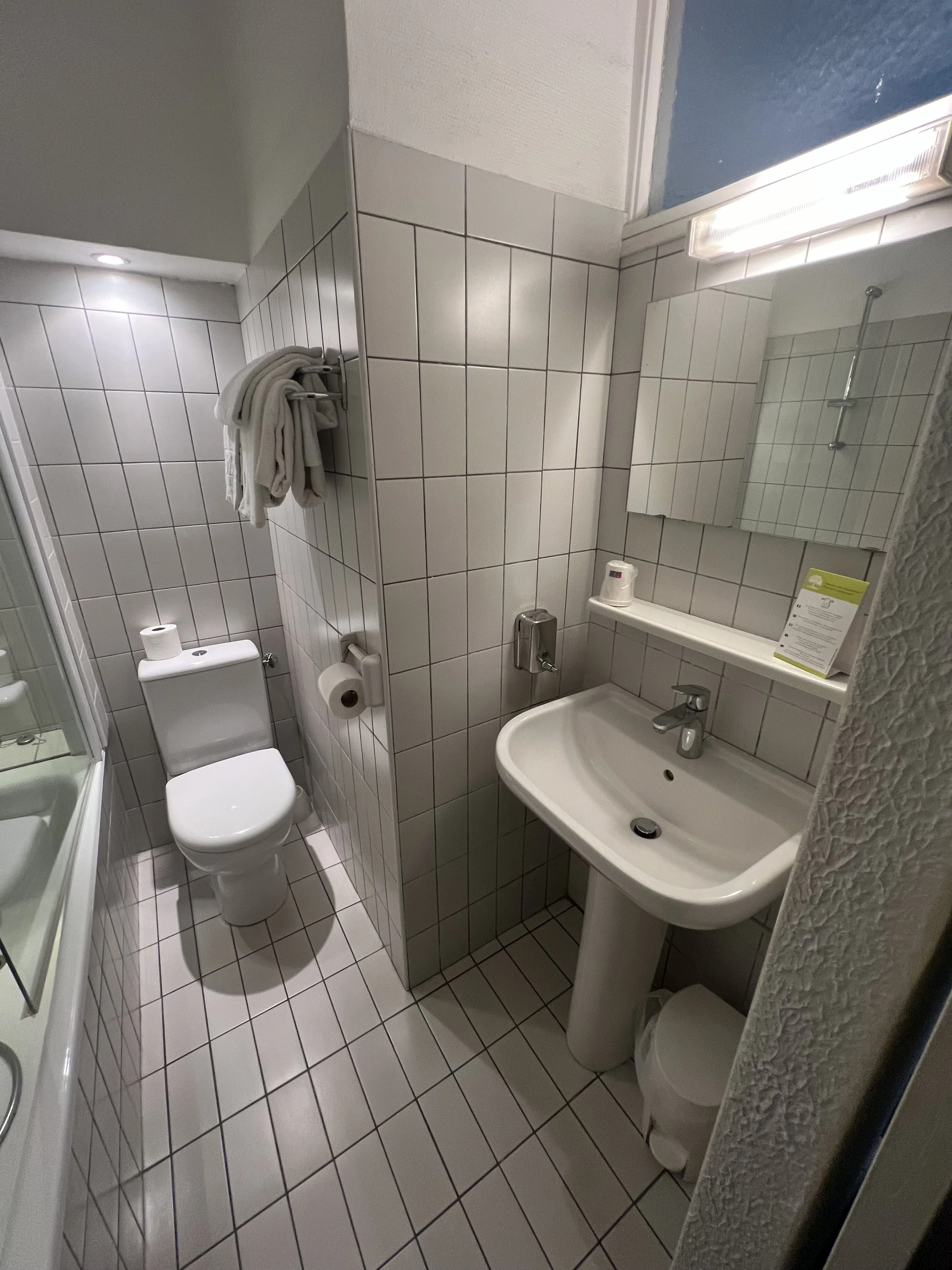 Hotel des Templiers Collioure Bathroom.JPG