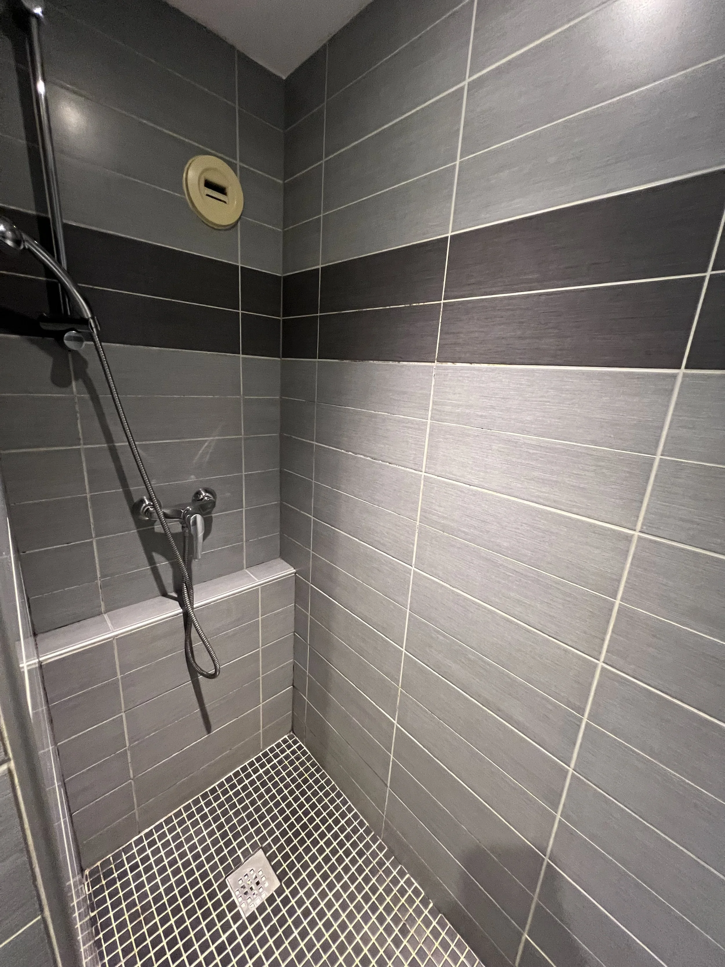 Princes de Catalogne Hotel Collioure Shower.JPG