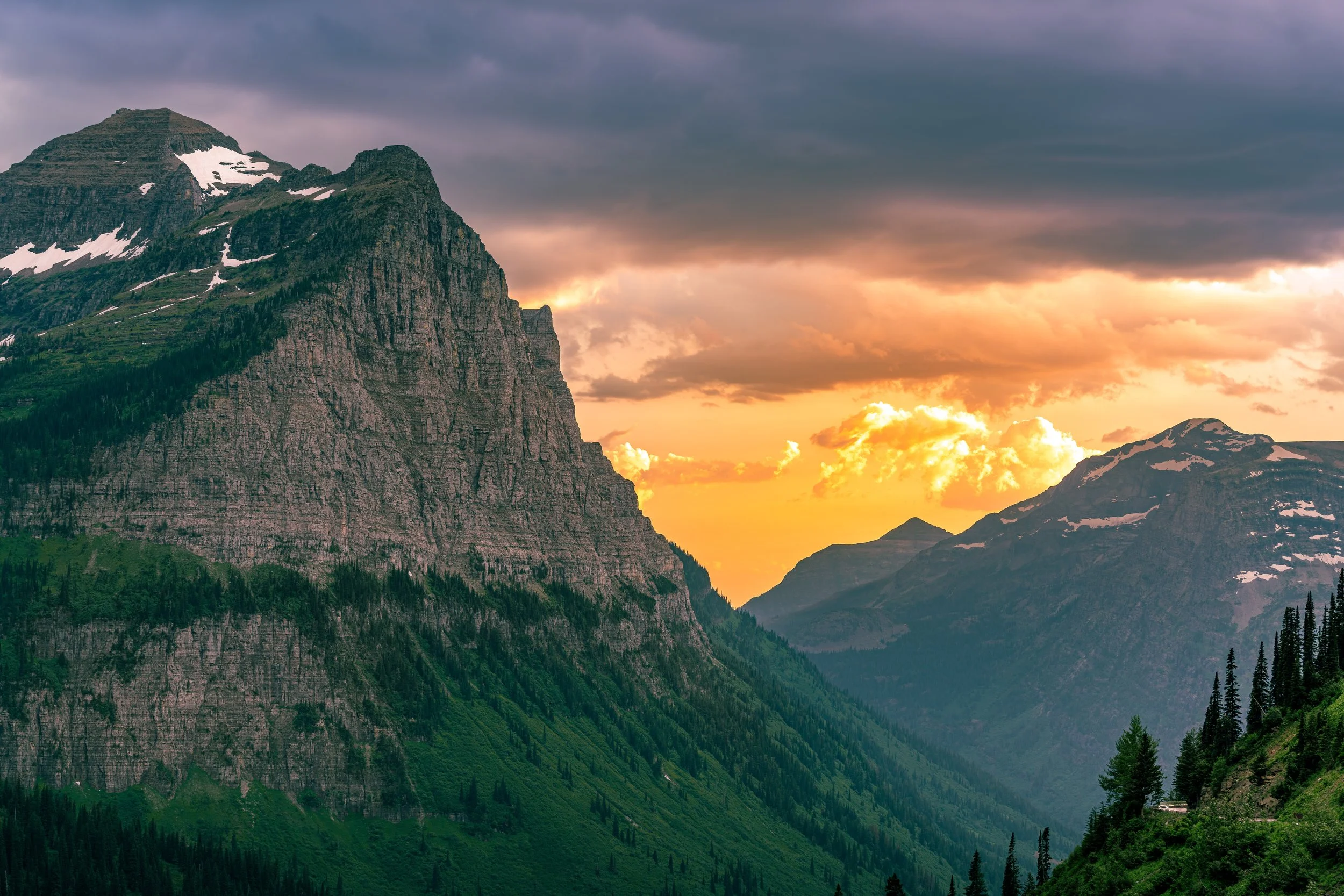 Sunset Majesty: Mountain Peaks Aglow