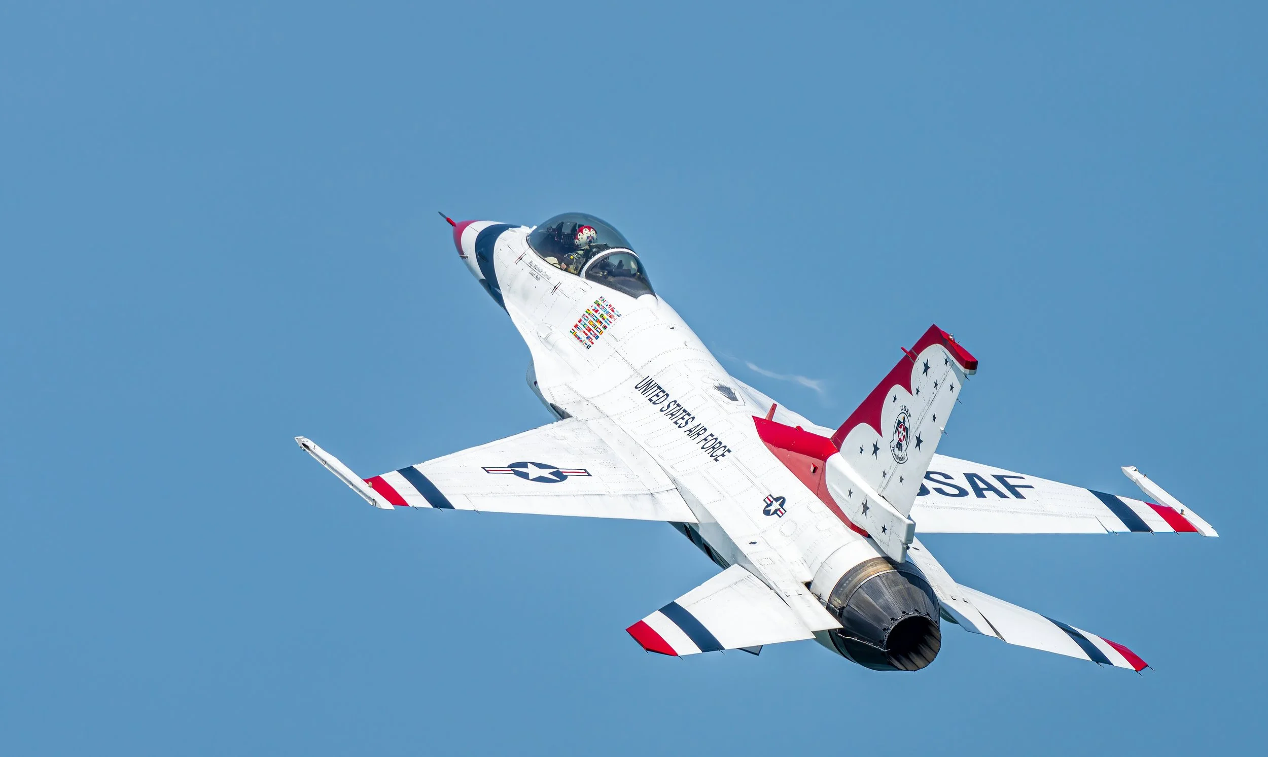 Sky Dominance: U.S. Air Force Thunderbirds in Flight